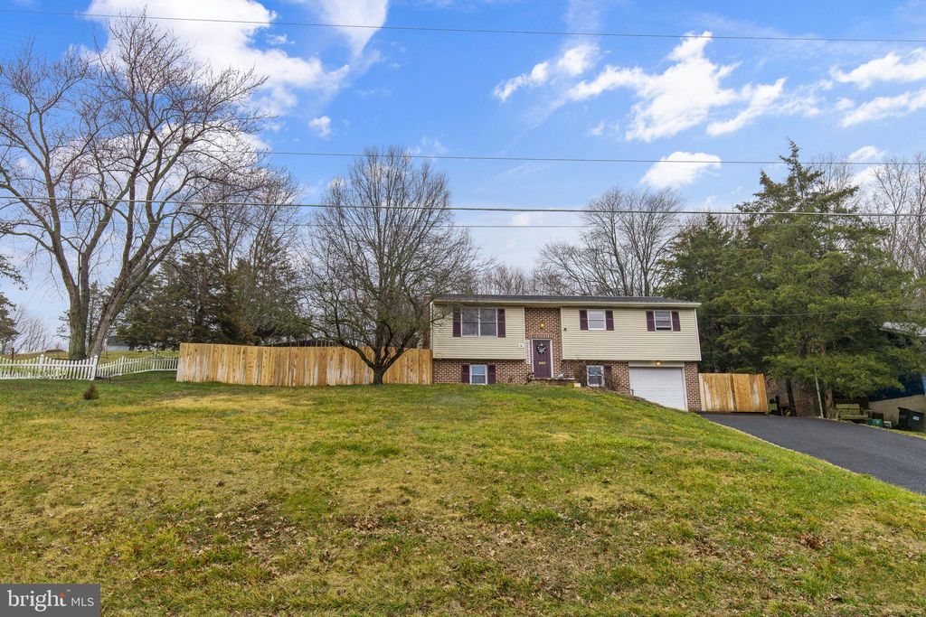 Photo of 989 White Oak Road, Manheim, PA 17545 (MLS # PALA2047742)