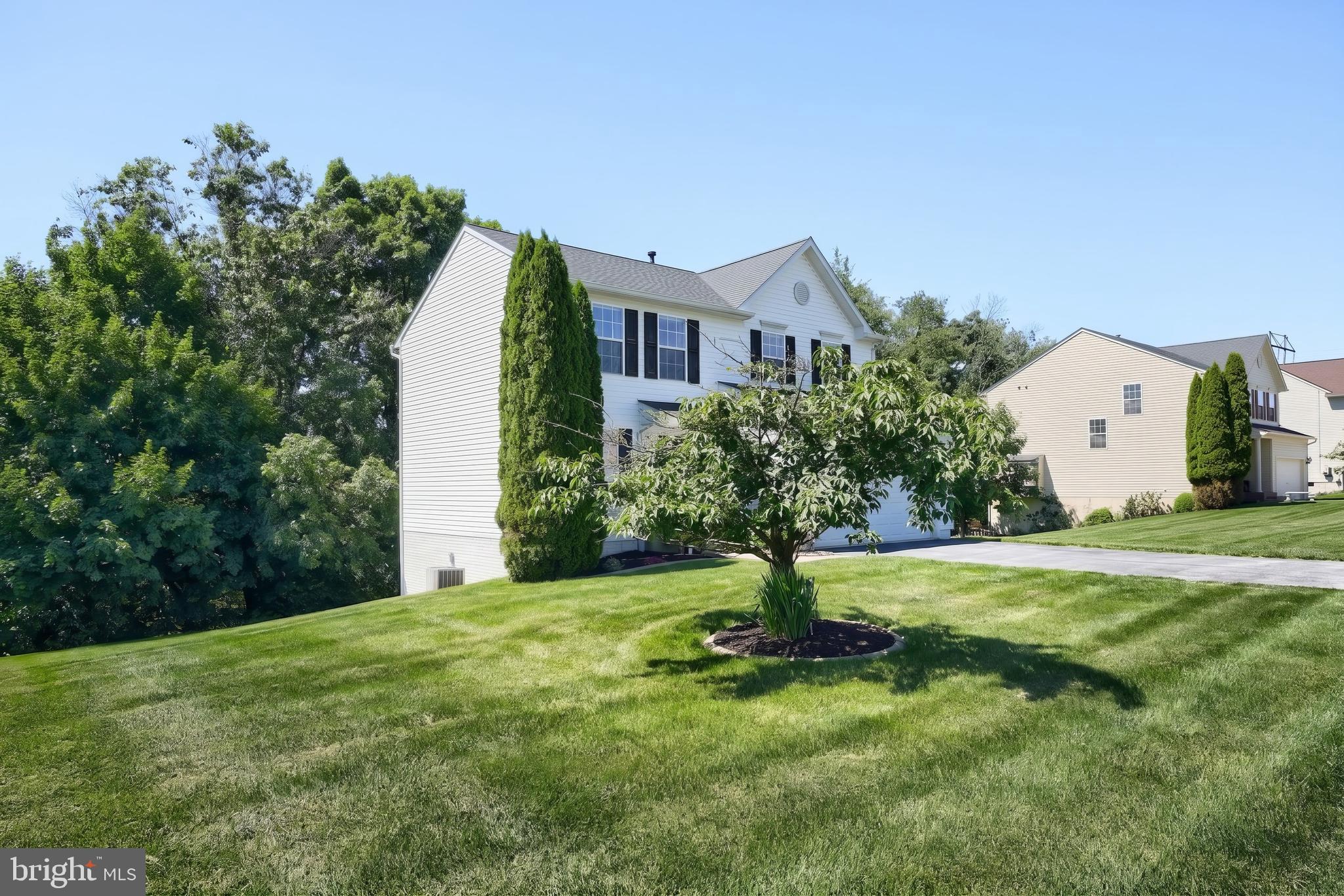425 LAKEVIEW DRIVE