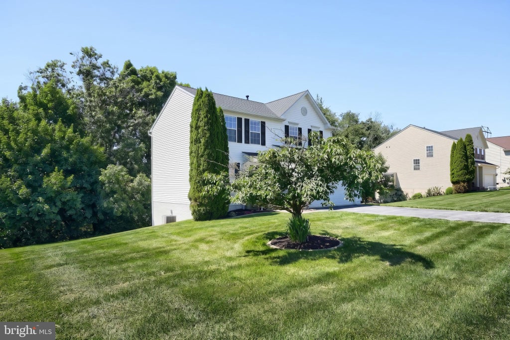 Photo of 425 Lakeview Drive, SPRING GROVE, PA 17362 (MLS # PAYK2103188)