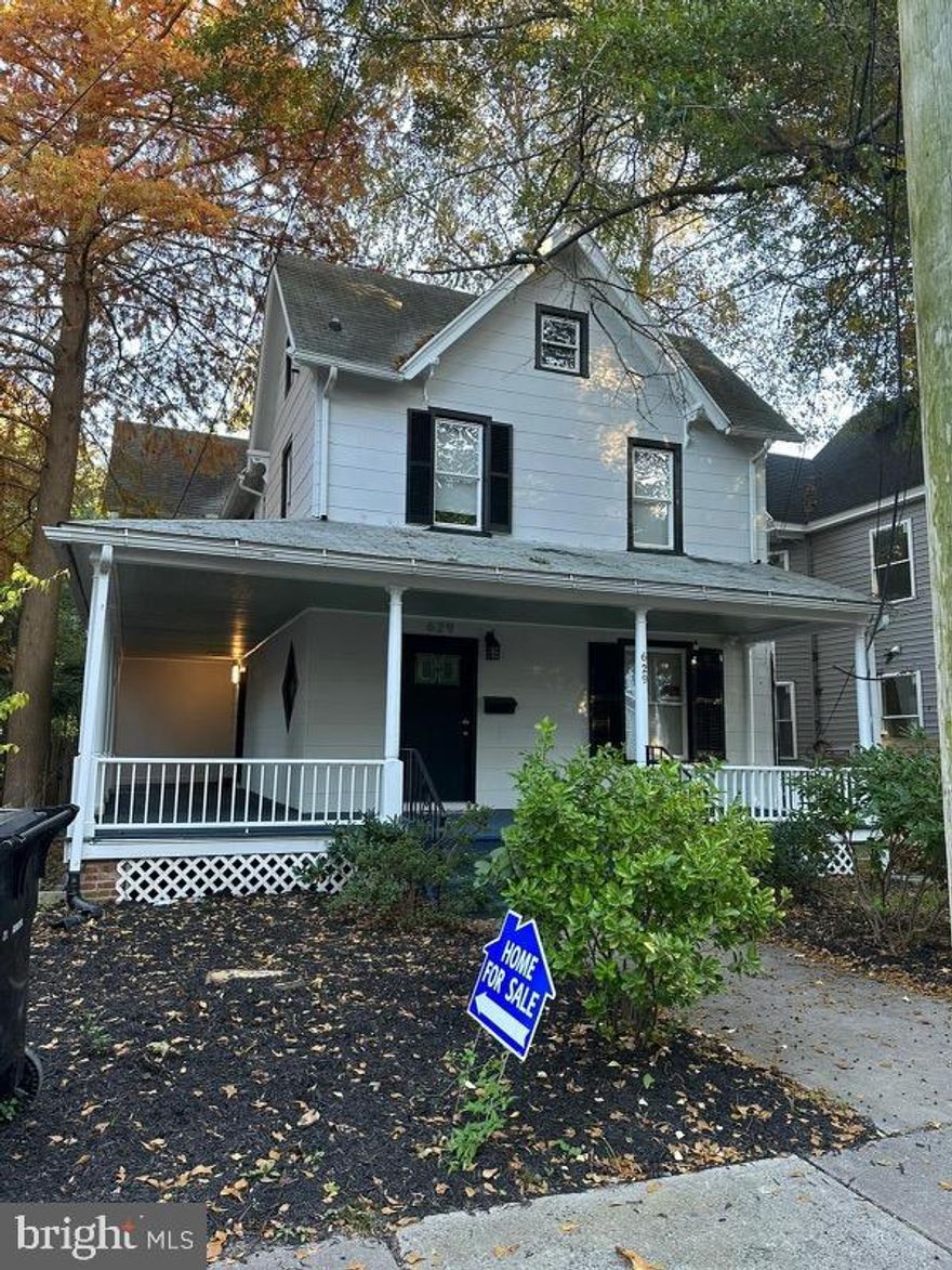 Beautiful 3 levels fully renovated house. Gorgeous kitchen with top-of-the-line Stainless Steel appliances and Quartz countertops.   New plank flooring, new paint, new roof.  3 full beautiful bathrooms.  Very close to Salisbury State University, Public Library, Walgreens, CVS, Acme  Markets, Hospital, and major shopping centers.  Wicomico River is nearby.