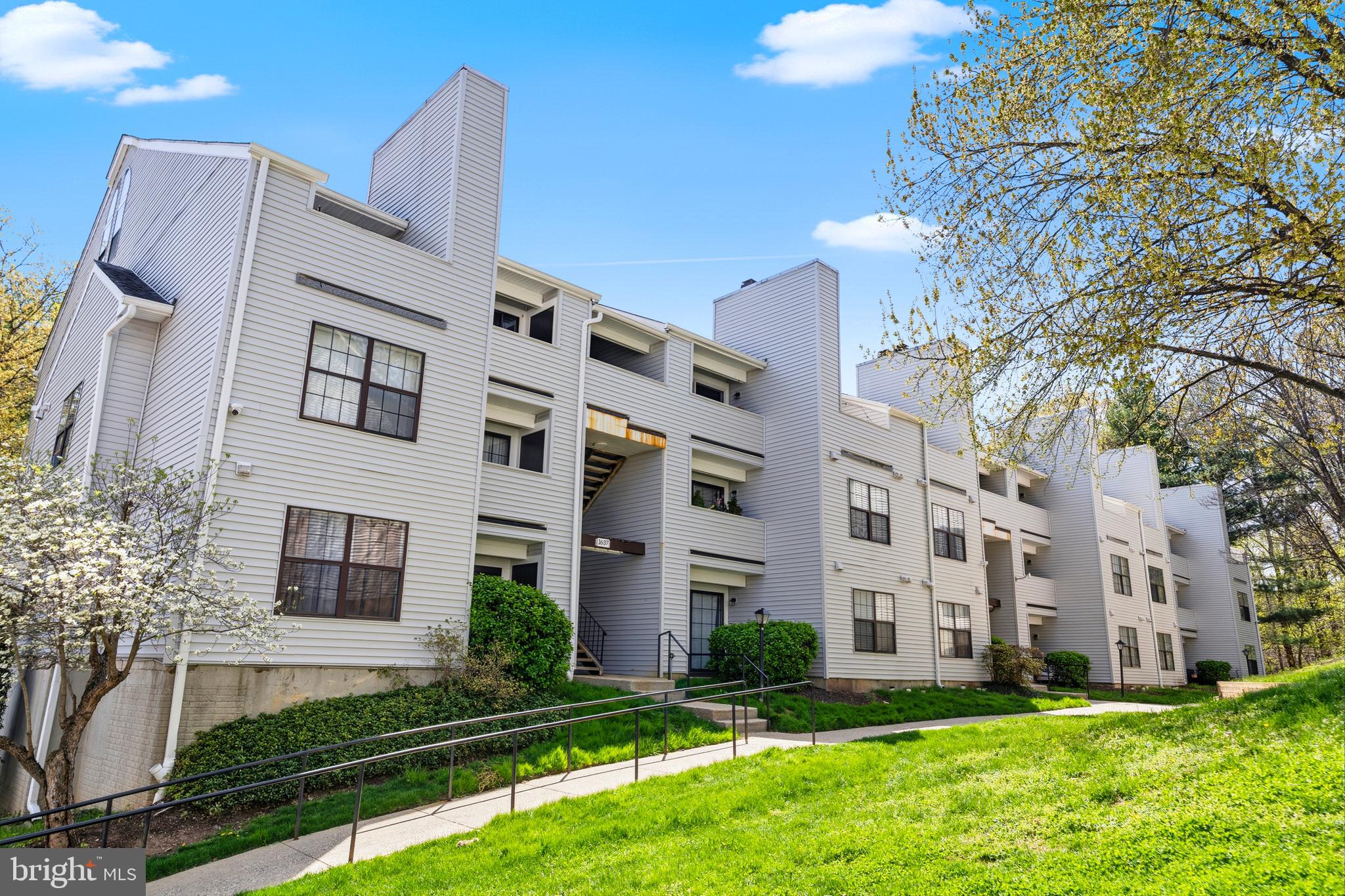 1637 CARRIAGE HOUSE TERRACE I