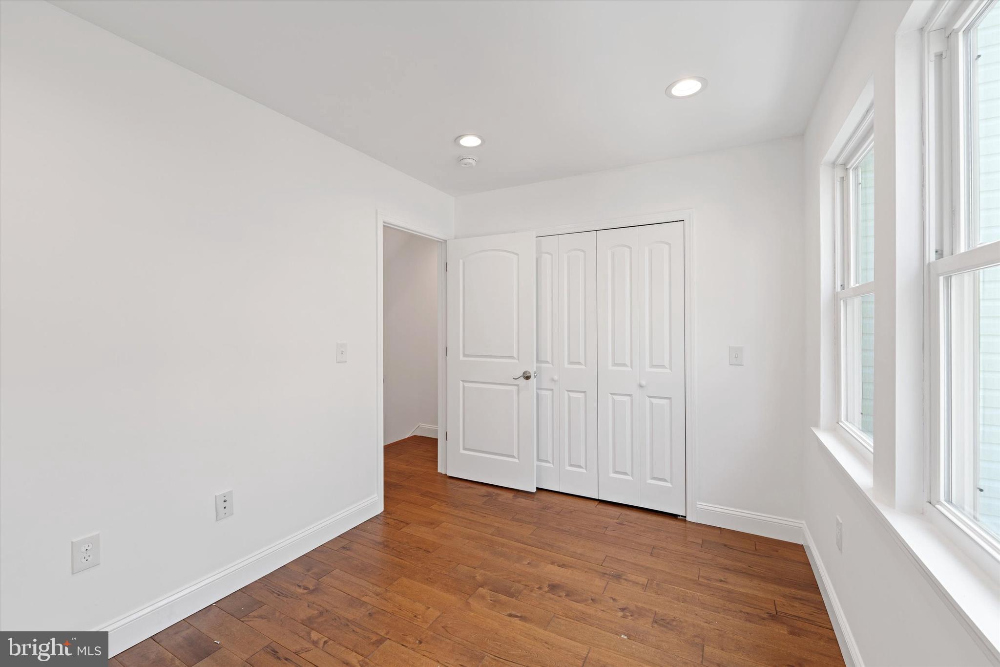 PORT RICHMOND - Residential Lease