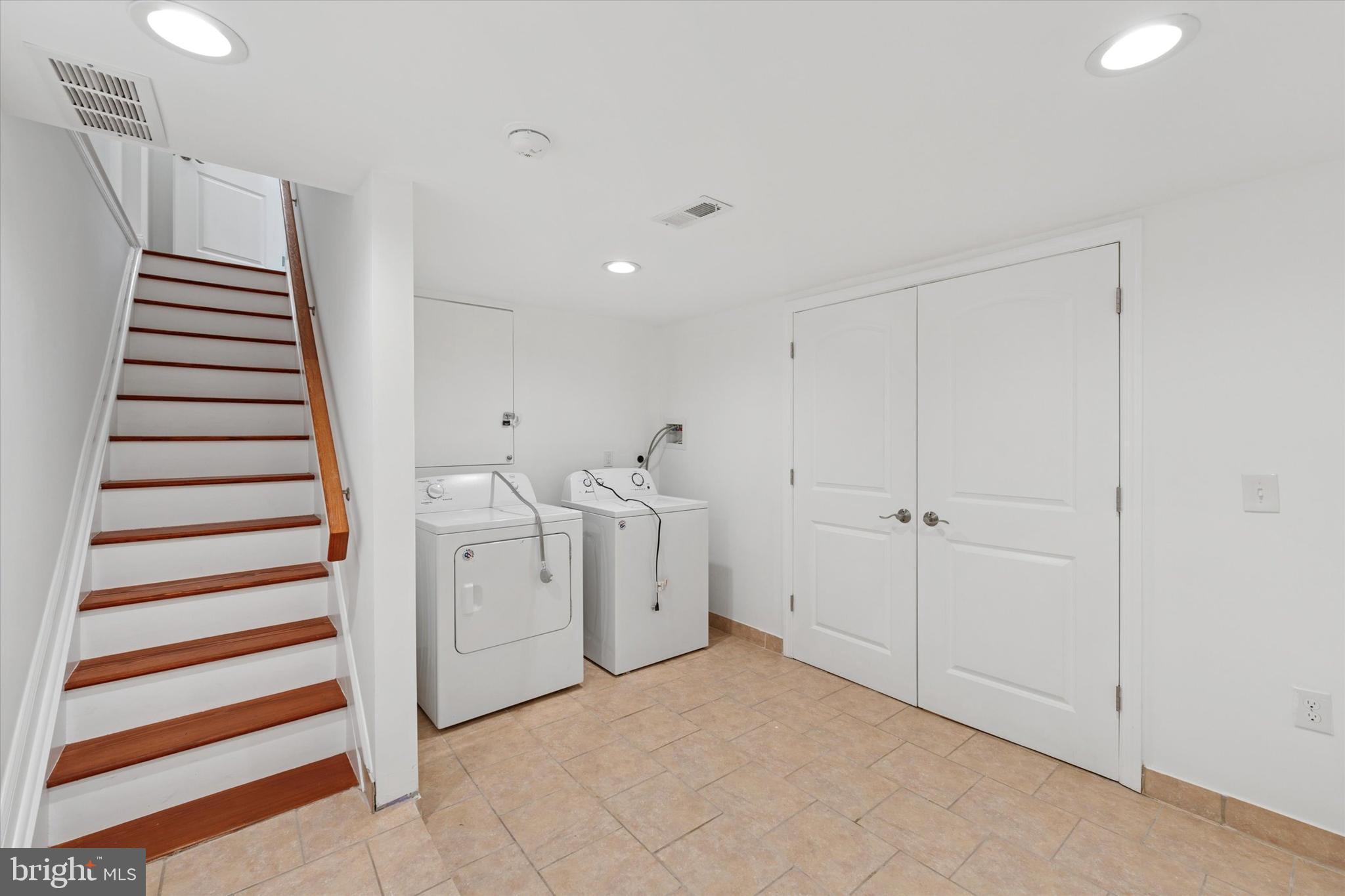 PORT RICHMOND - Residential Lease