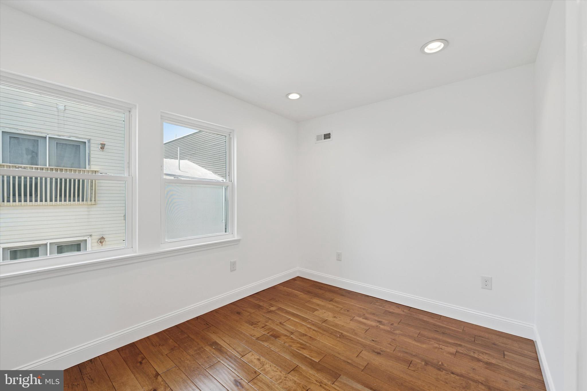 PORT RICHMOND - Residential Lease