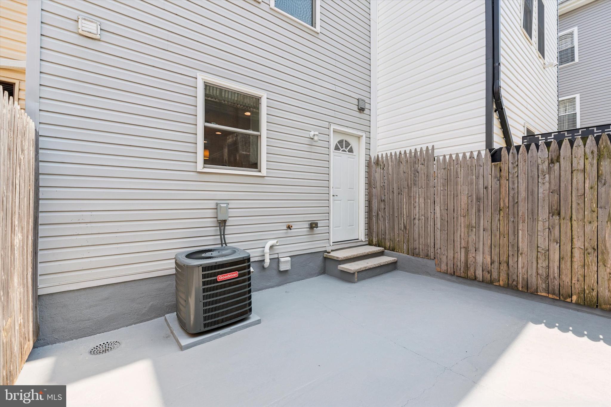 PORT RICHMOND - Residential Lease