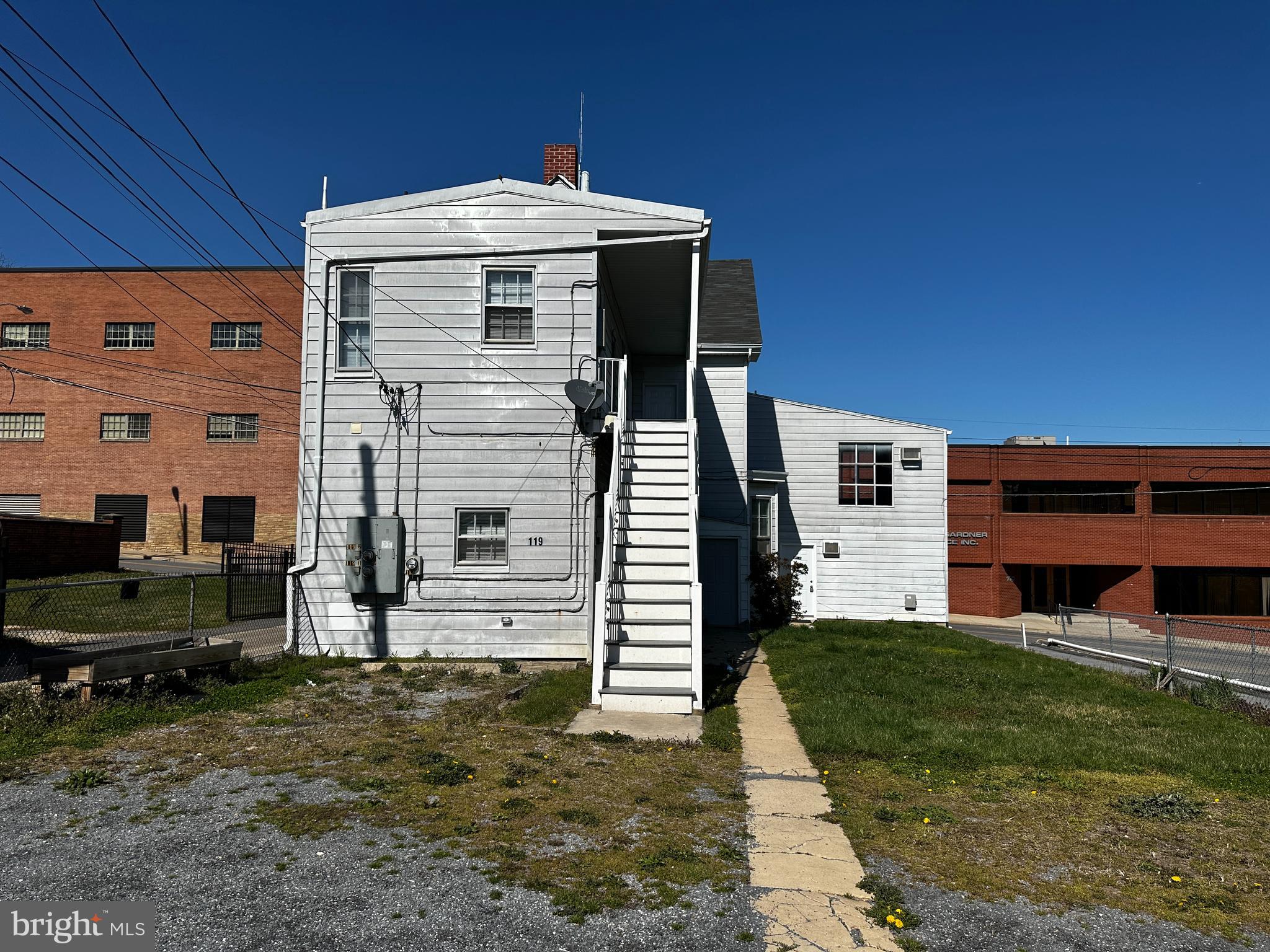 Main image without alt text