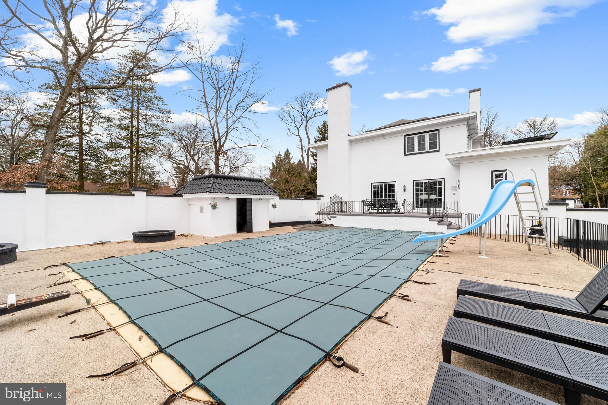 320 W MAPLE AVENUE