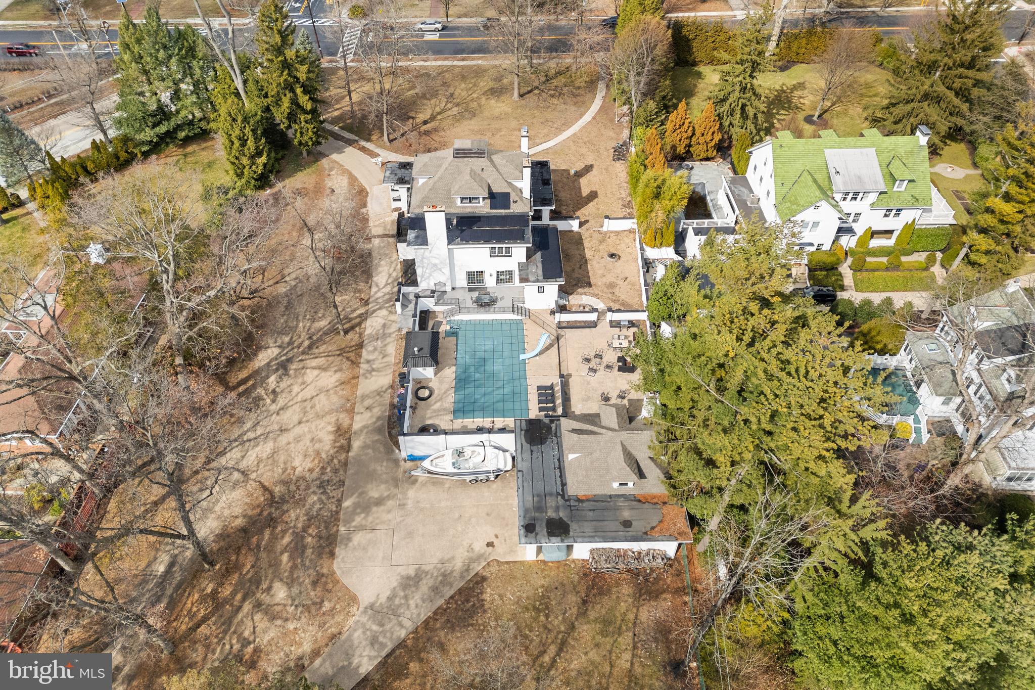 320 W MAPLE AVENUE