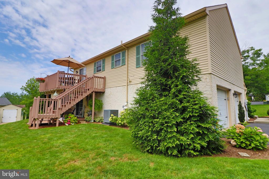 Photo of 523 Meadowlark Lane, MANHEIM, PA 17545 (MLS # PALA2073436)