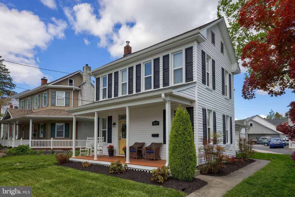 Photo of 1971 New Street, EAST PETERSBURG, PA 17520 (MLS # PALA2087554)