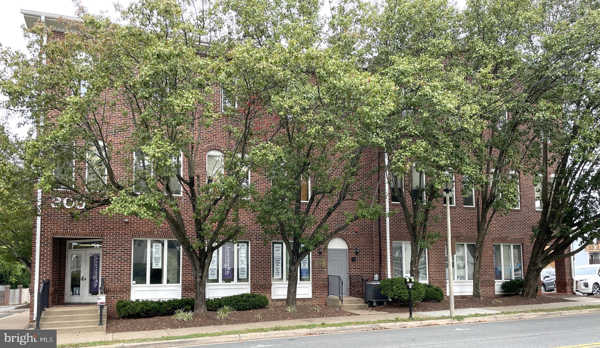 MARKET SQUARE - Commercial Lease