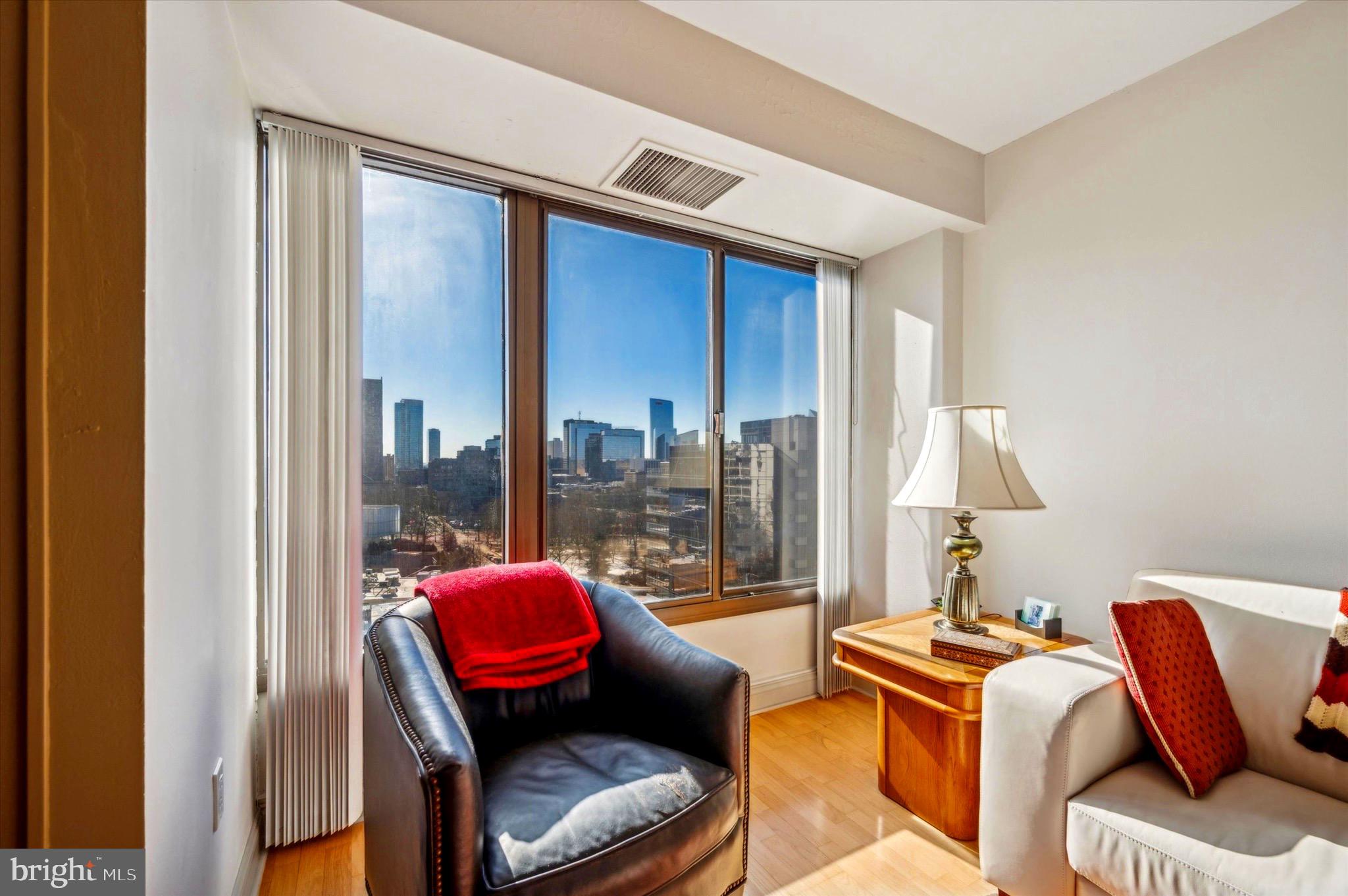 LOGAN SQUARE - Residential