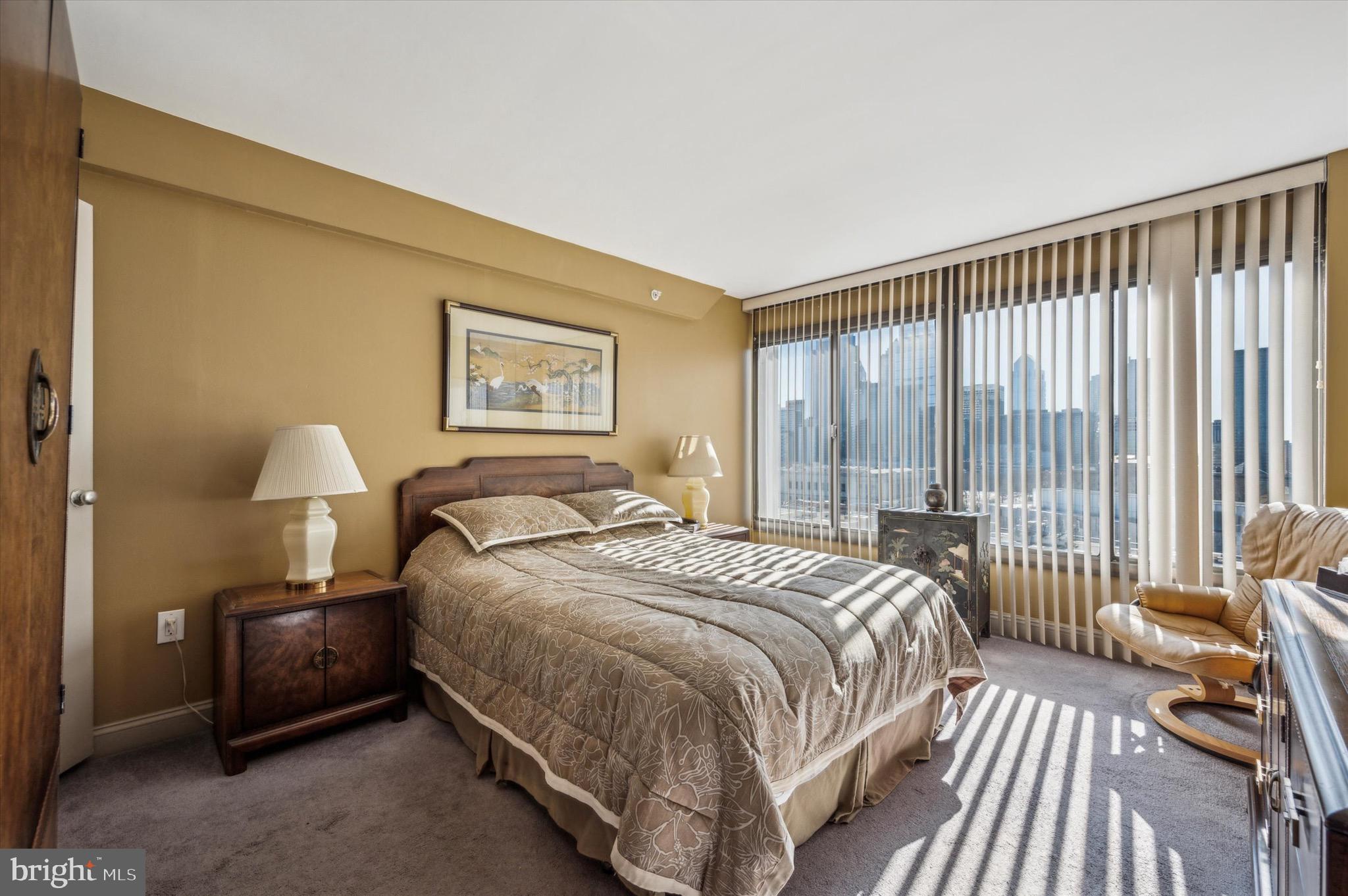 LOGAN SQUARE - Residential