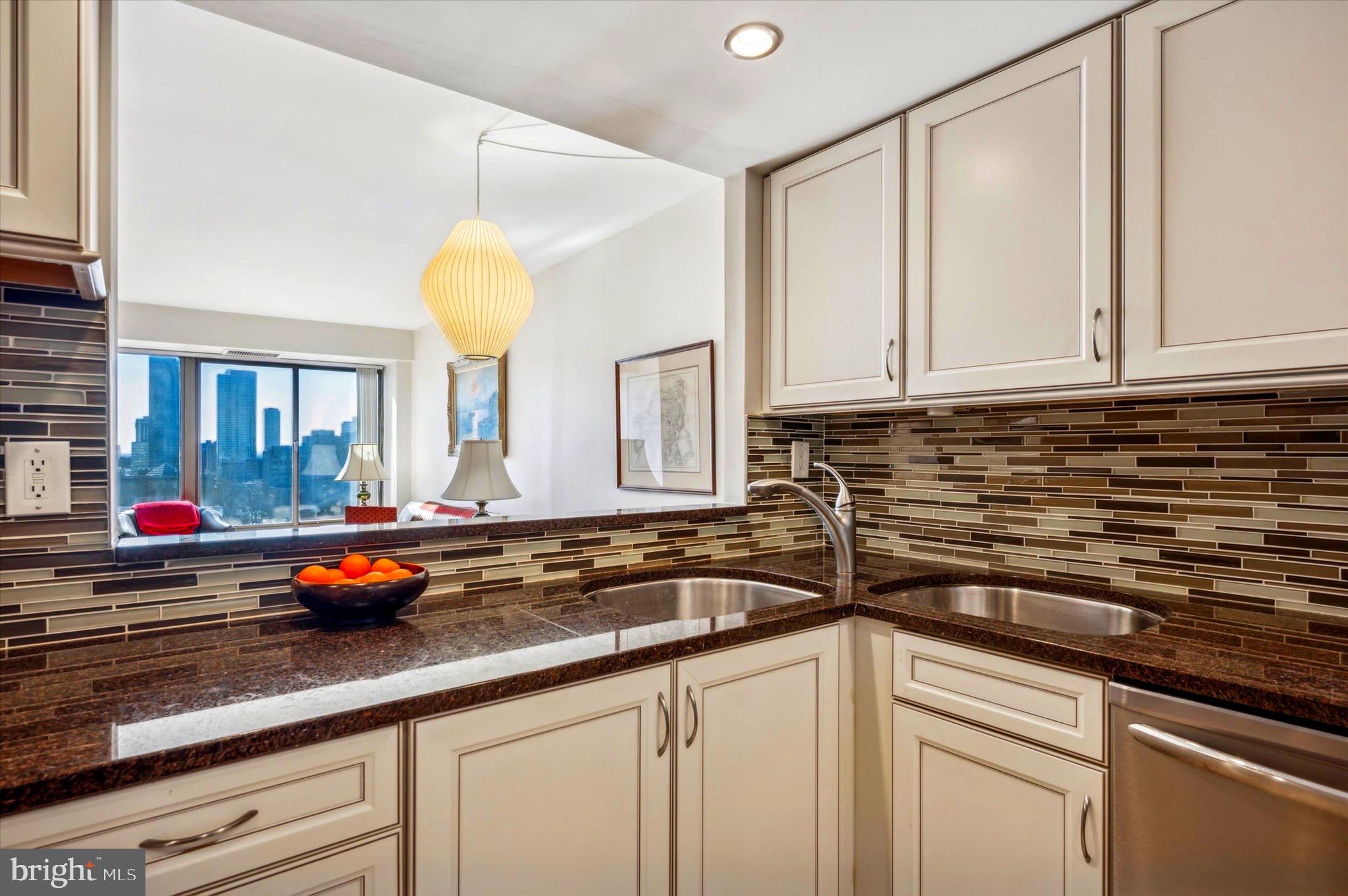 2001 HAMILTON STREET 1024