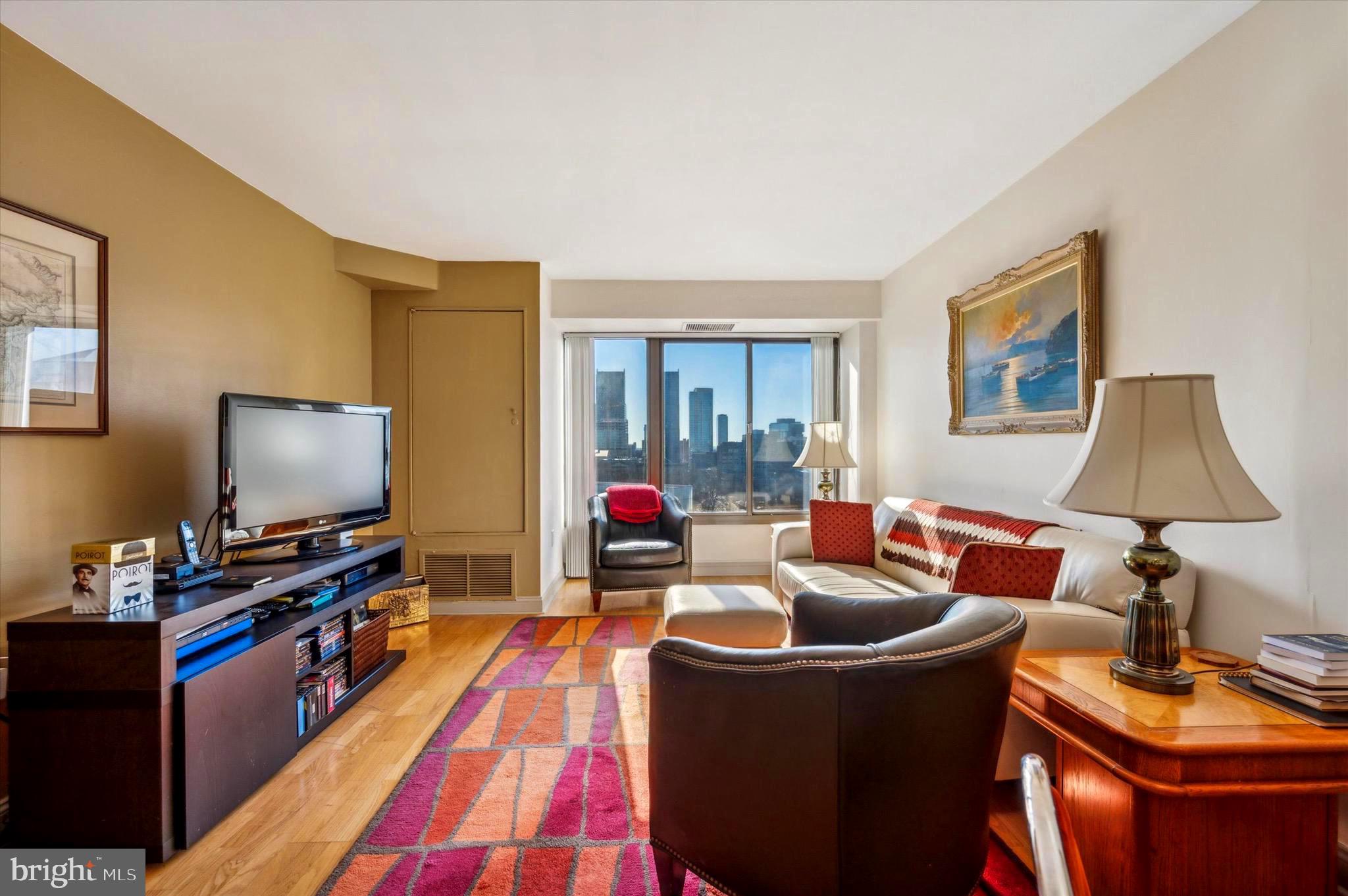 LOGAN SQUARE - Residential