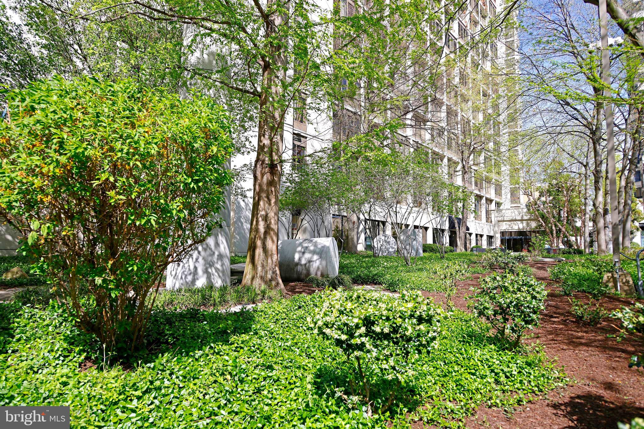 LOGAN SQUARE - Residential