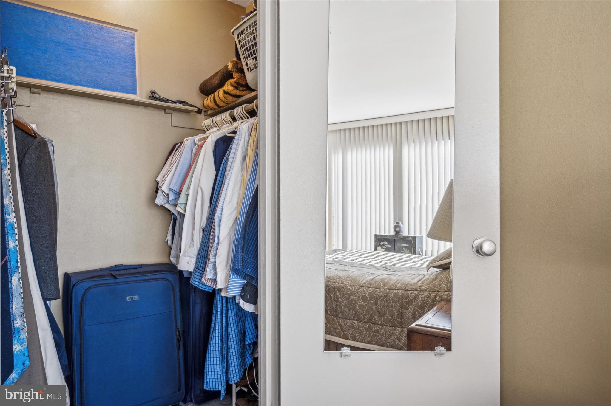 LOGAN SQUARE - Residential