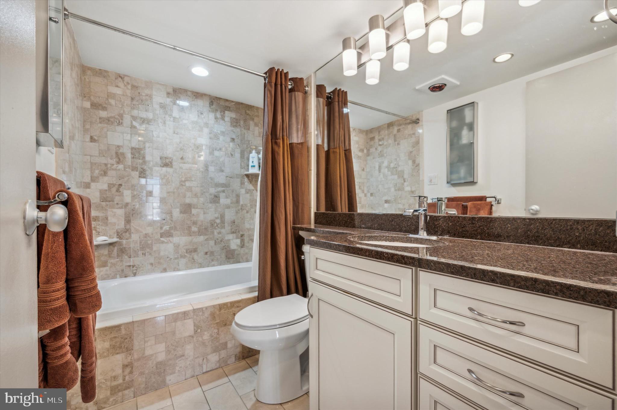 LOGAN SQUARE - Residential