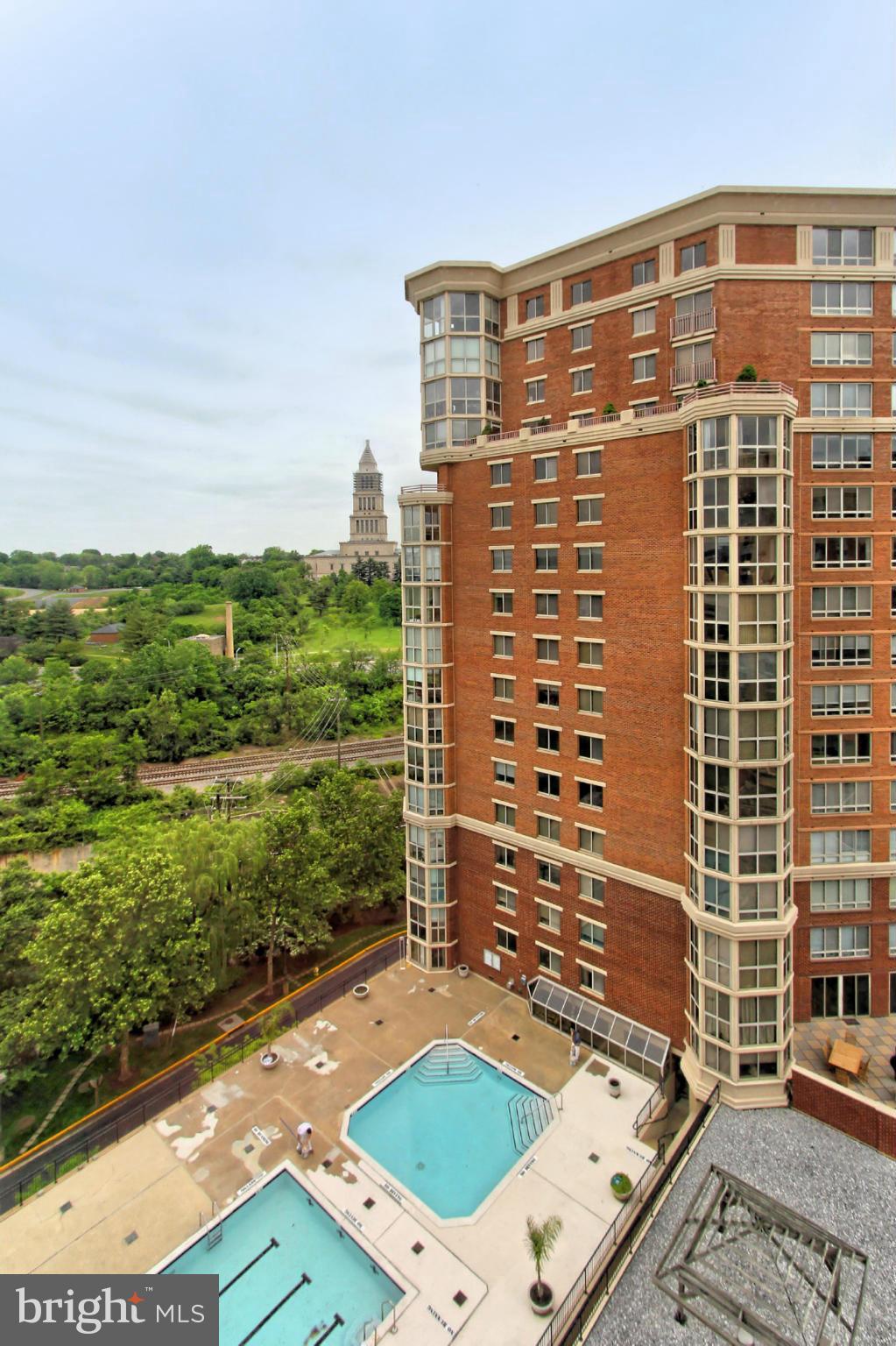 CARLYLE TOWERS - Residential