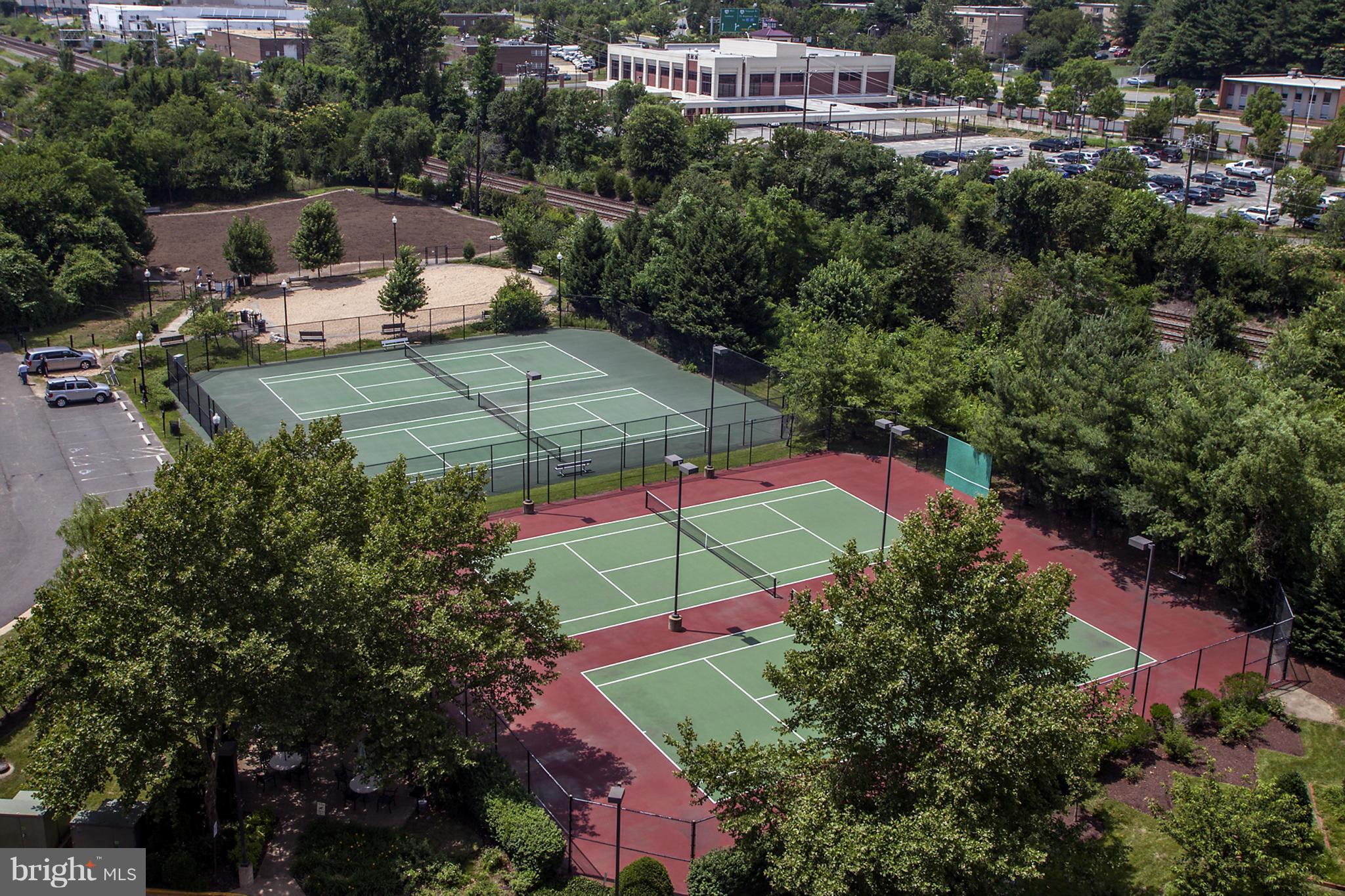 CARLYLE TOWERS - Residential