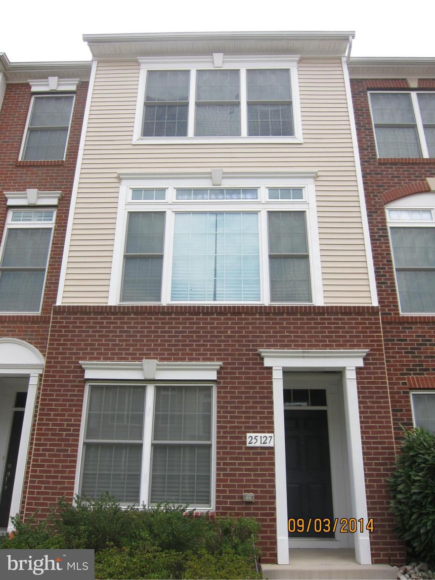 Light, bright, immaculate unit. Two master bedroom suites with walk in closets + additional bedroom and full bath on entry level. One-car attached garage. Hardwood floors on foyer, Kitchen . Kitchen has granite counter tops. Open Living and Dining room with lots of light. Laundry room on Main Level.Breakfast bar in kitchen. Call 1 Hour before showing. $50 per person app fee.