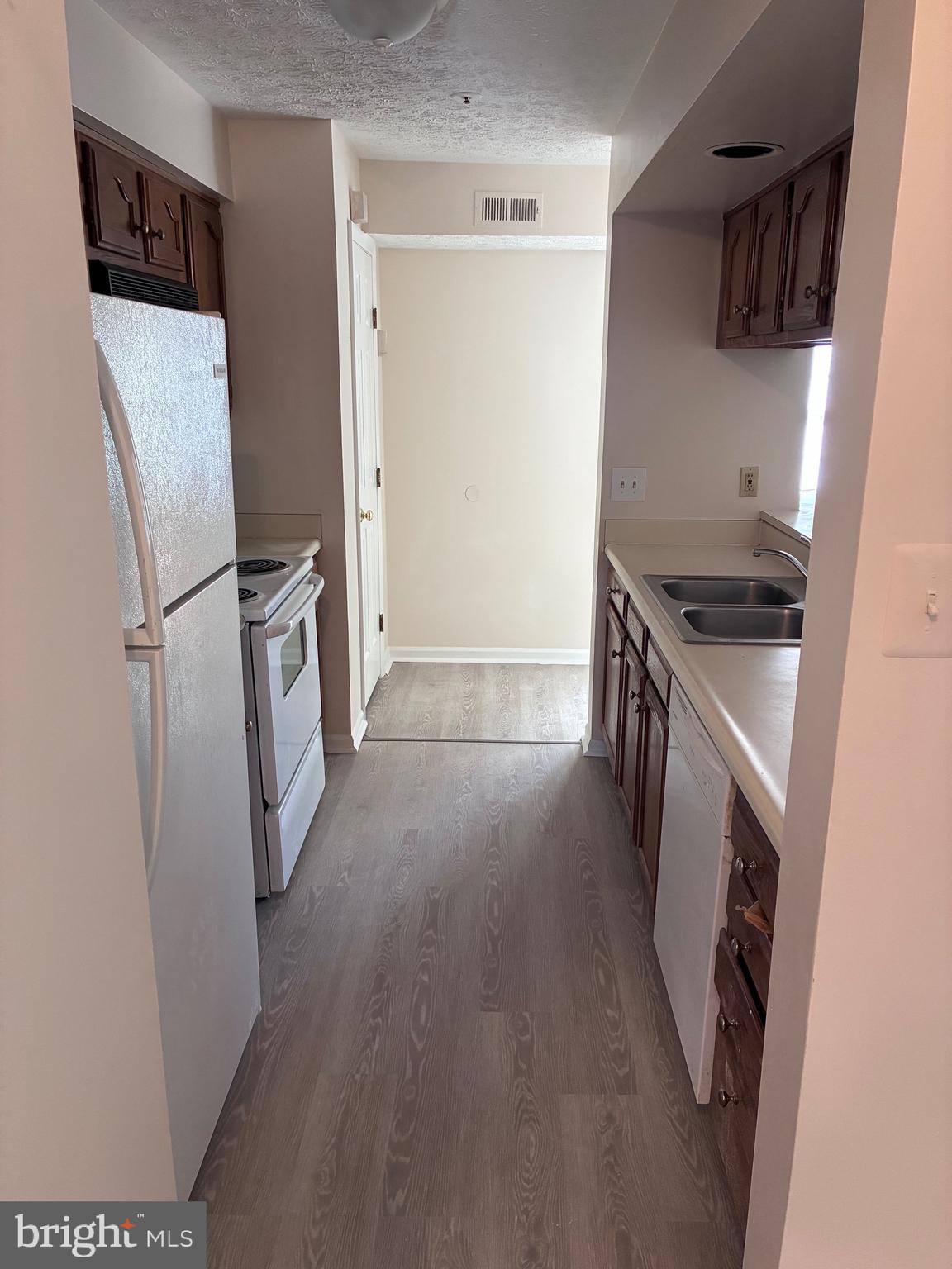 BEDFORD COMMONS - Residential Lease