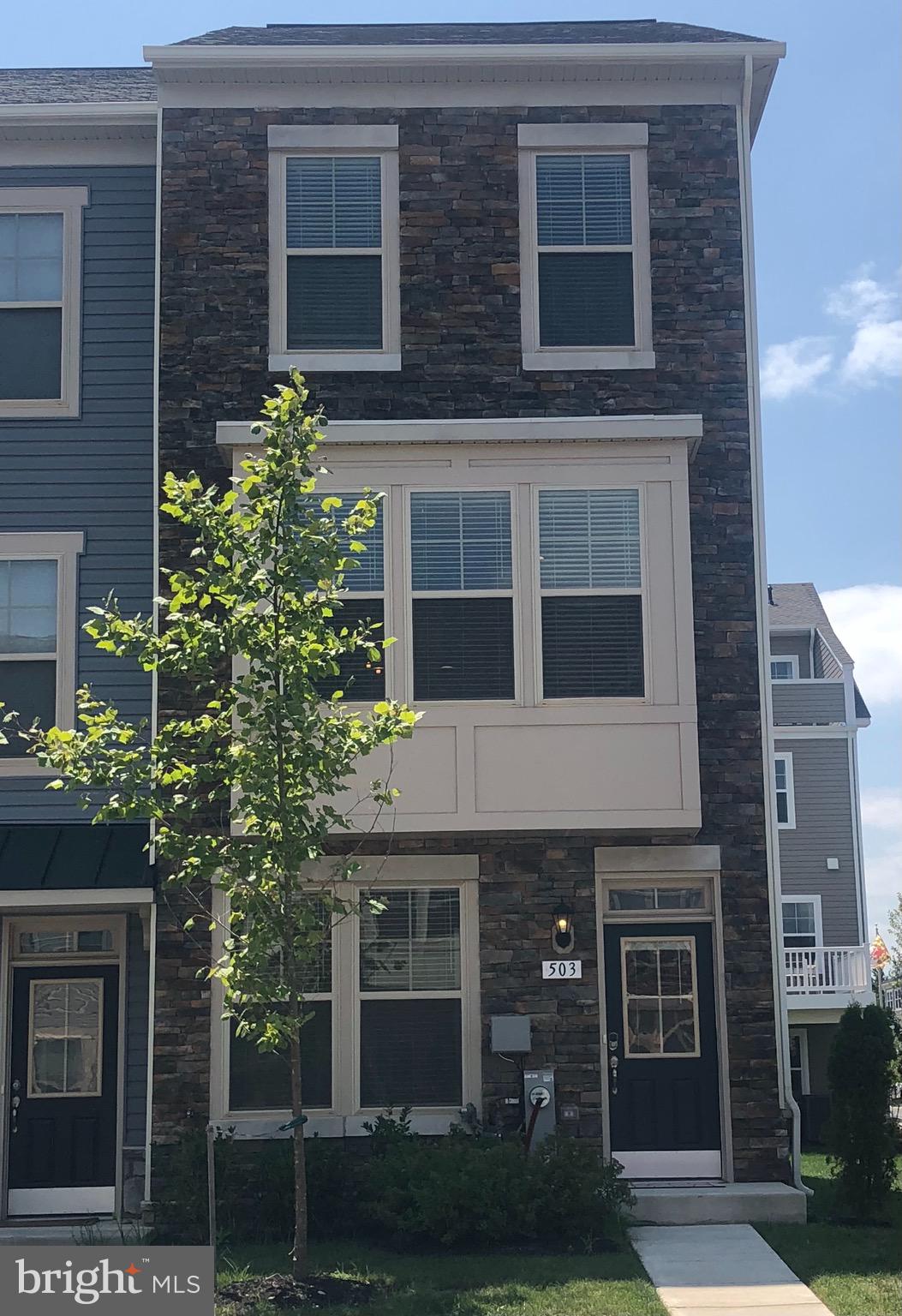 This beautiful 3 level townhome features 3 bedrooms, rec room, 3.5 bathrooms, deck, hardwood floors, granite countertop, stainless steel appliances, washer and dryer on bedroom level. As you walk in, you are welcomed by fresh hardwood floors, brand new carpet and paint, full bedroom and bathroom, perfect as an in law suite or a great home office space. This end unit is in a great location and walking distance to many amenities including a community pier, kayak launch, nature trails, dog park, pool, clubhouse, and fitness center.
