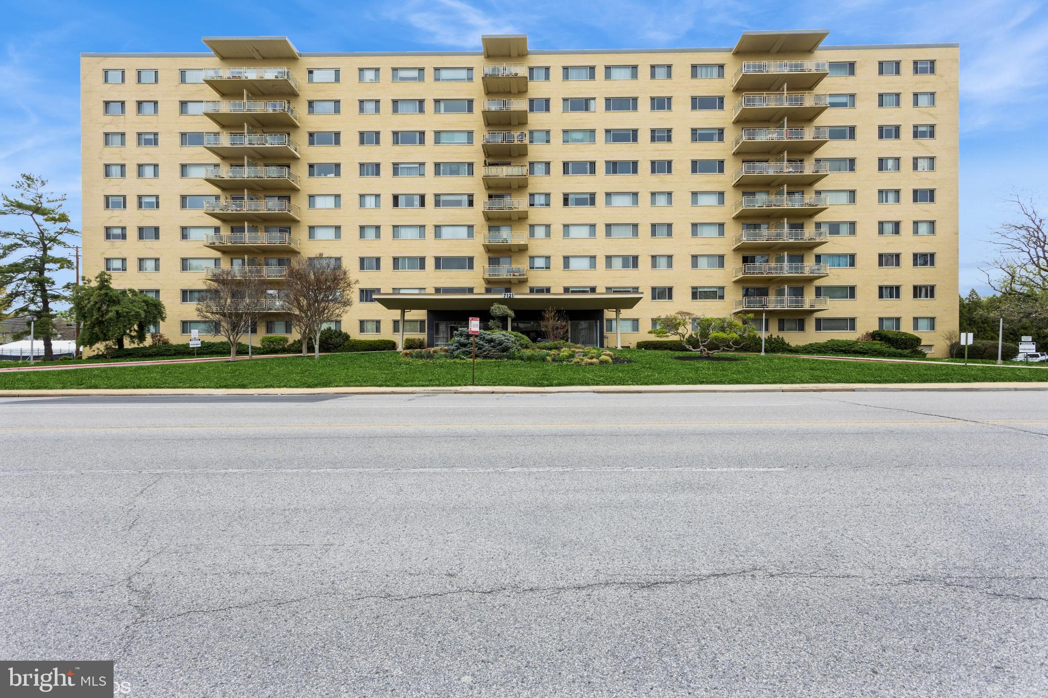 NICE 2BR/2BA PLUS DEN UNIT IN A LUXURY FULL SERVICE BUILDING. LARGE LIVING ROOM / DINING ROOM. KITCHEN WITH BREAKFAST AREA THAT HAS DOORS LEADING OUT TO THE BALCONY. PRIMARY BEDROOM SUITE WITH DRESSING AREA & FULL BATH. GENEROUS-SIZED 2ND BEDROOM. WASHER & DRYER IN UNIT. INCLUDES 1 GARAGE PARKING SPACE (P29). CONDO FEE INCLUDES UTILITIES. THE BUILDING HAS A COMMUNITY ROOM & GUEST SUITE AVAILABLE TO OWNER FOR A FEE. GREAT CONVENIENT LOCATION.