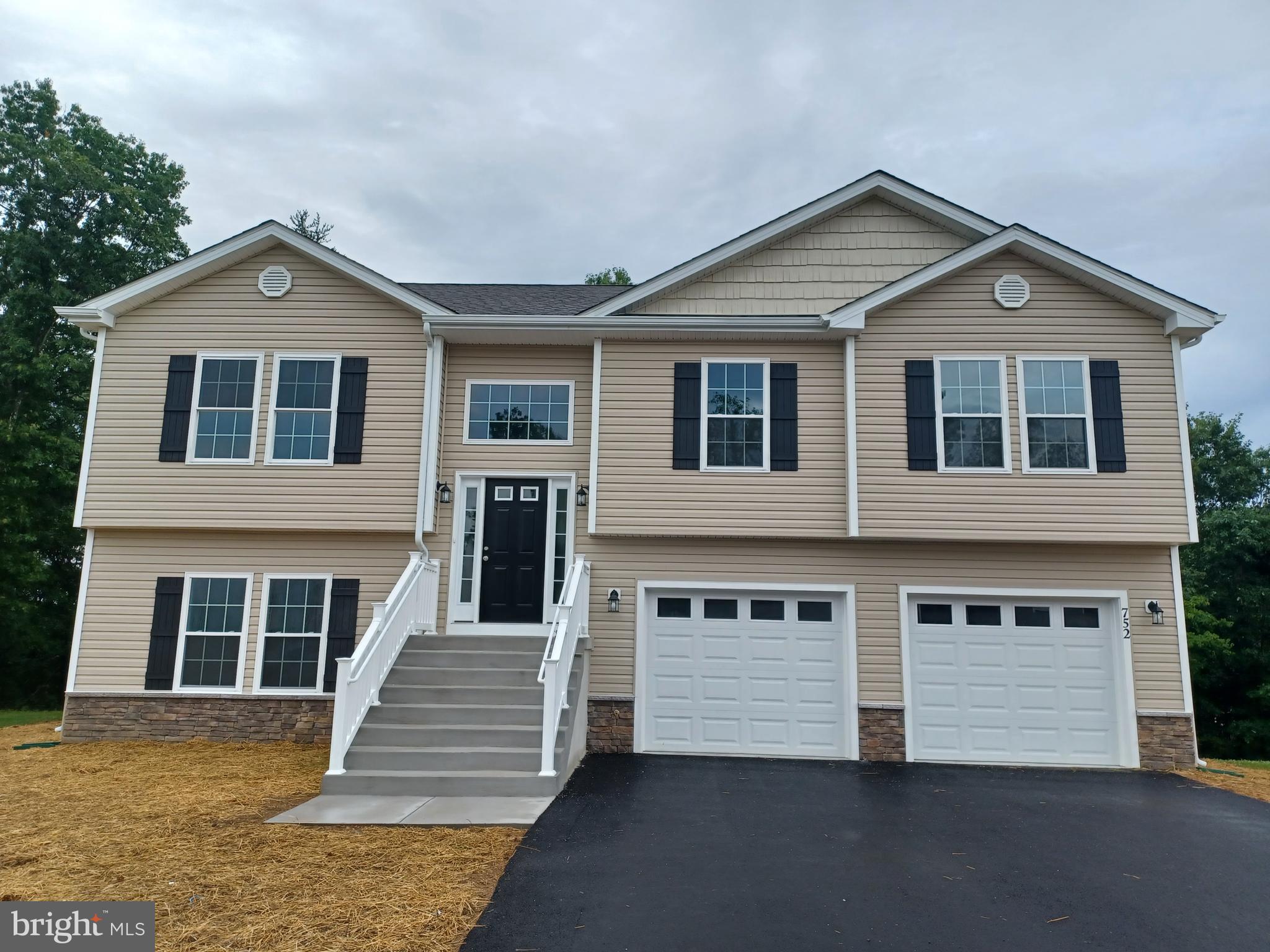 MIDDLE CREEK MANOR - Residential