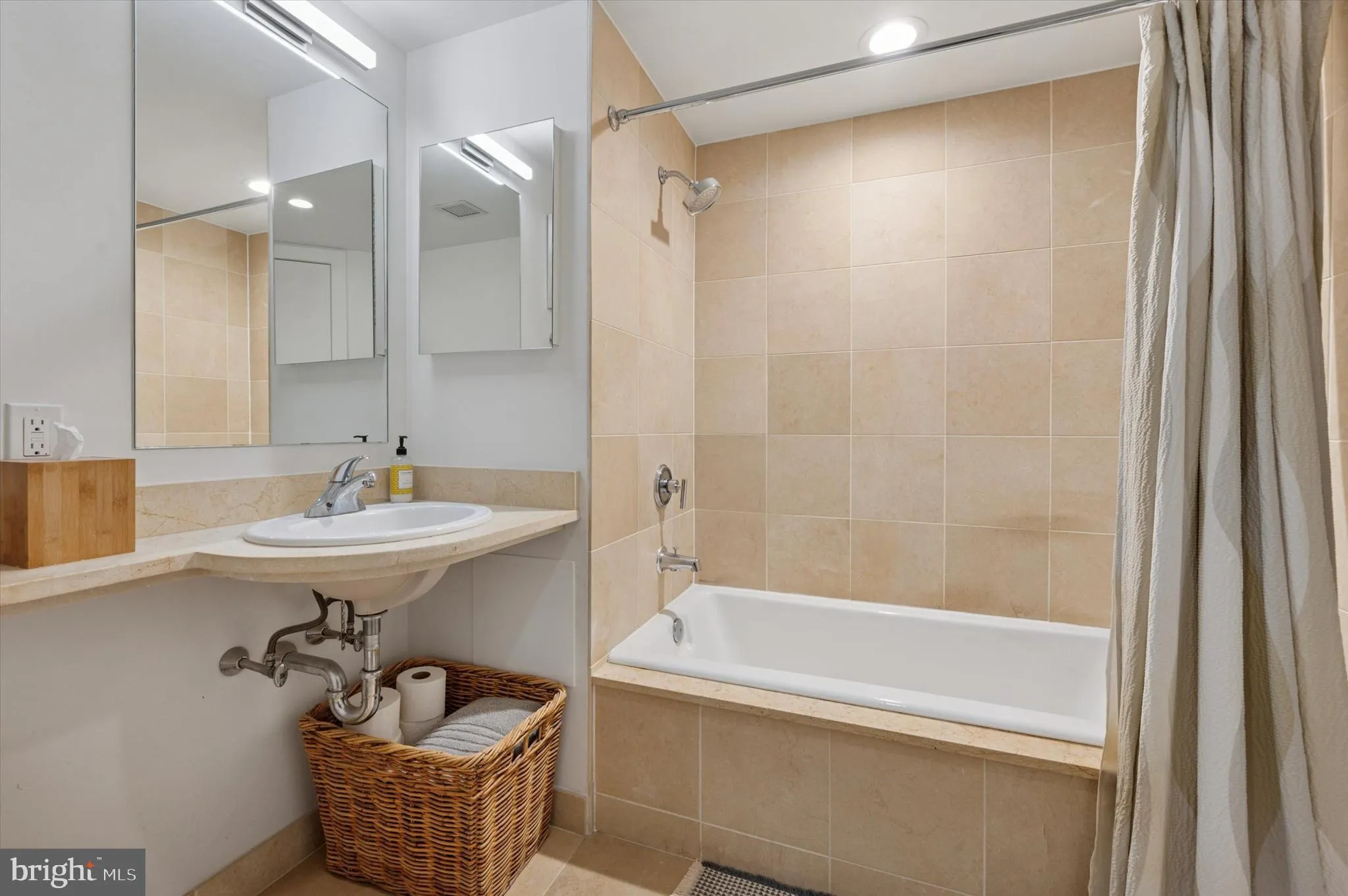 Philadelphia, Pennsylvania 19107, United States, 2 Bedrooms Bedrooms, ,2 BathroomsBathrooms,Residential,Active,95233