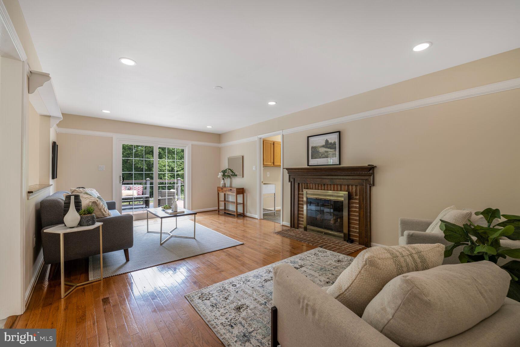 QUINCE ORCHARD MANOR - Residential