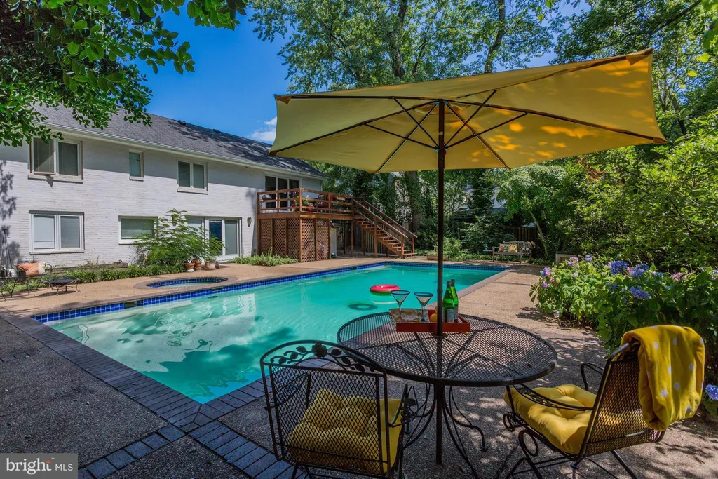 3374 Dickerson Street N, Arlington, VA 22207