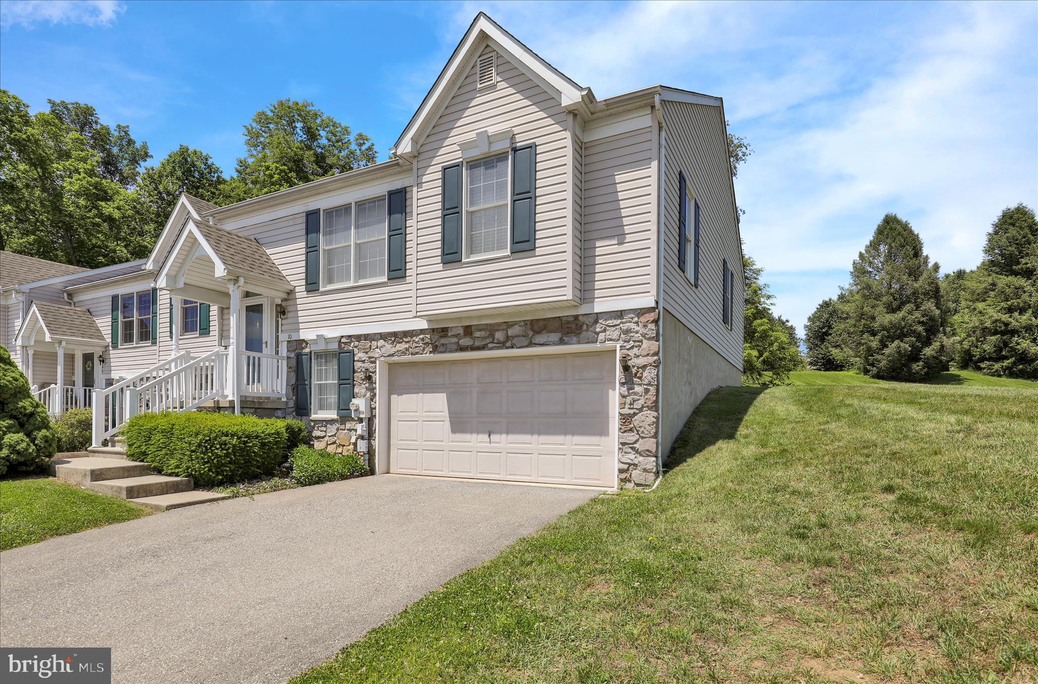 10 CREEKSIDE DRIVE