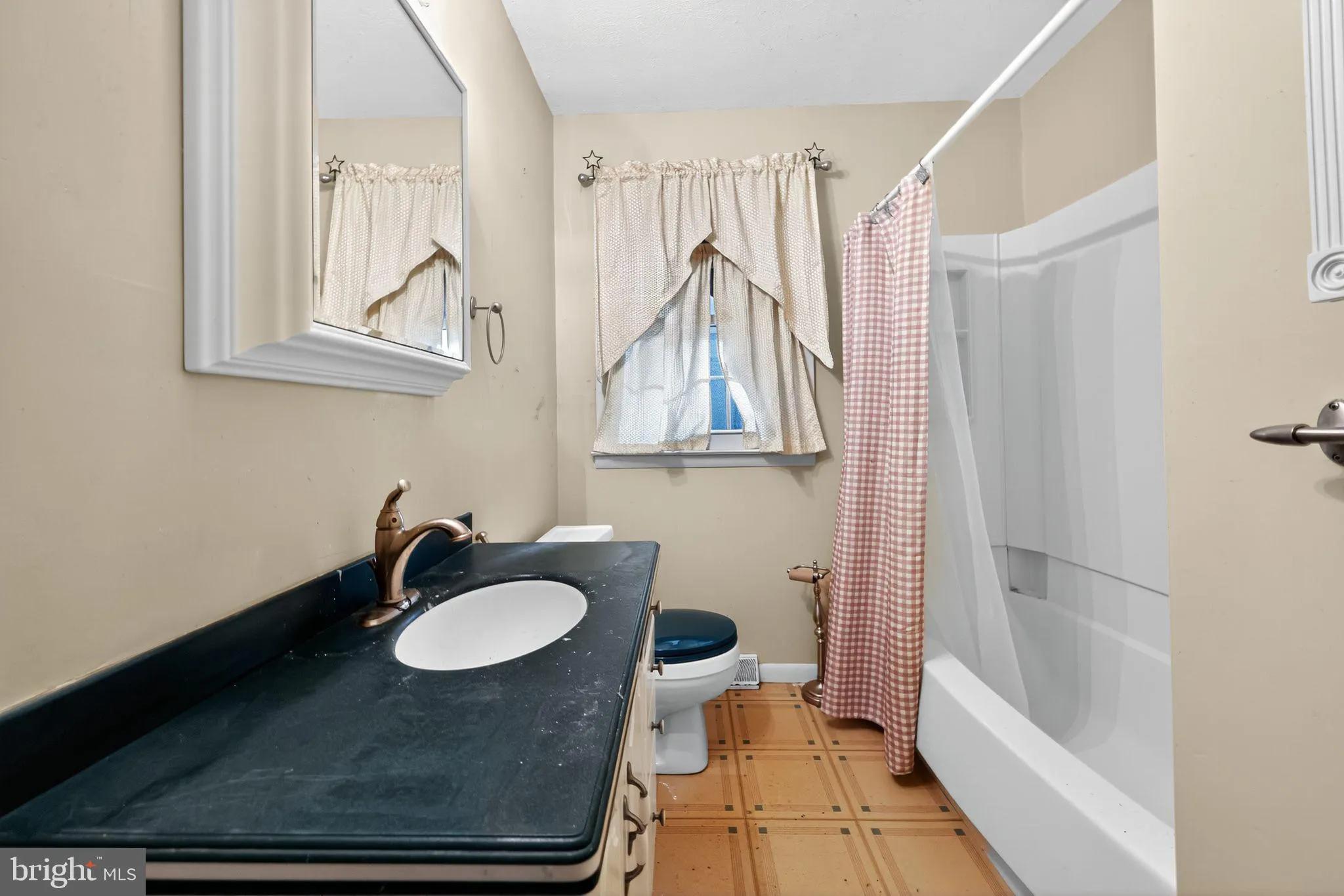 Somerdale, New Jersey 08083, United States, 2 Bedrooms Bedrooms, ,3 BathroomsBathrooms,Residential,Active,245451