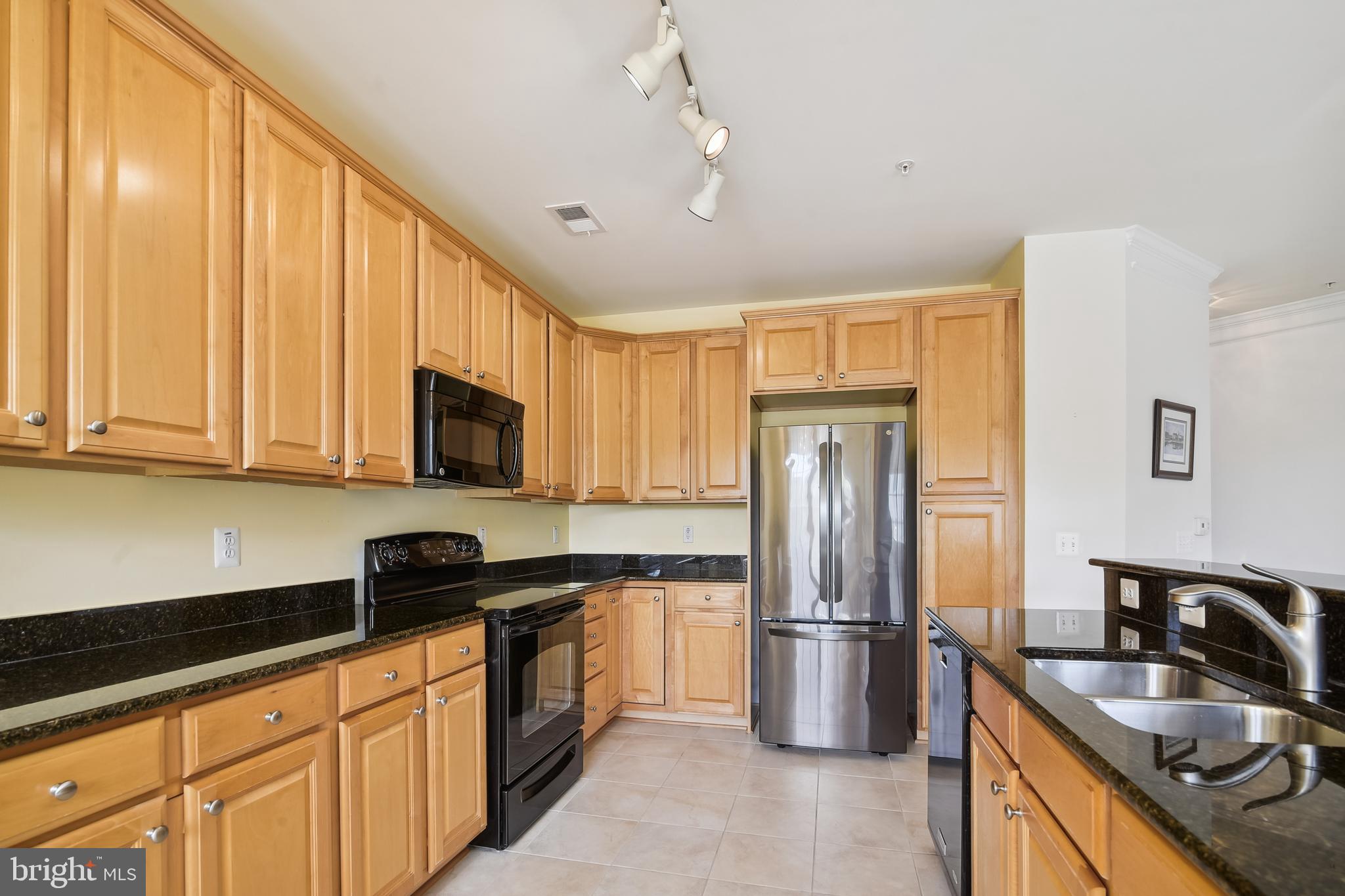 FOUR SEASONS - Residential