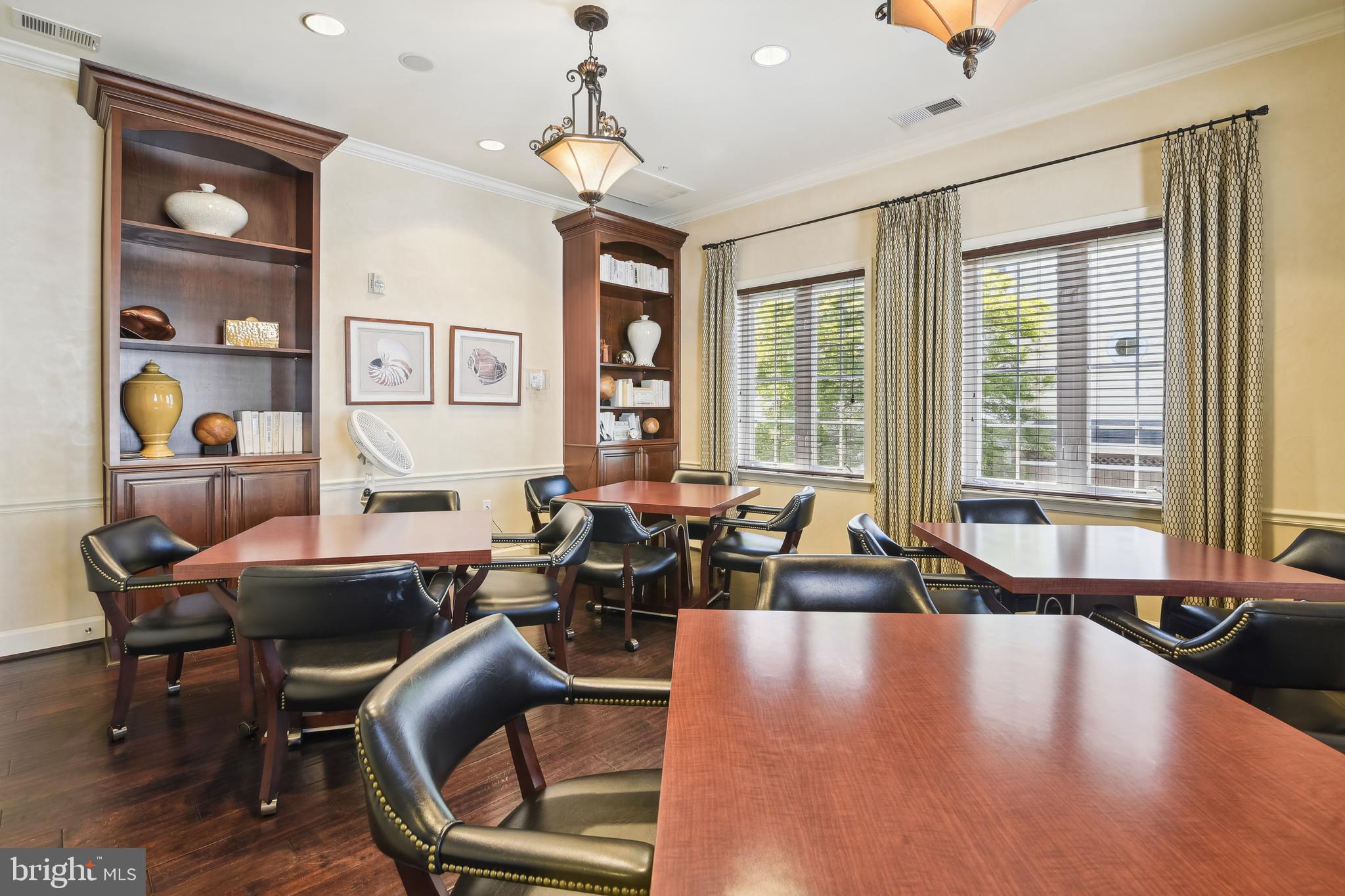 FOUR SEASONS - Residential