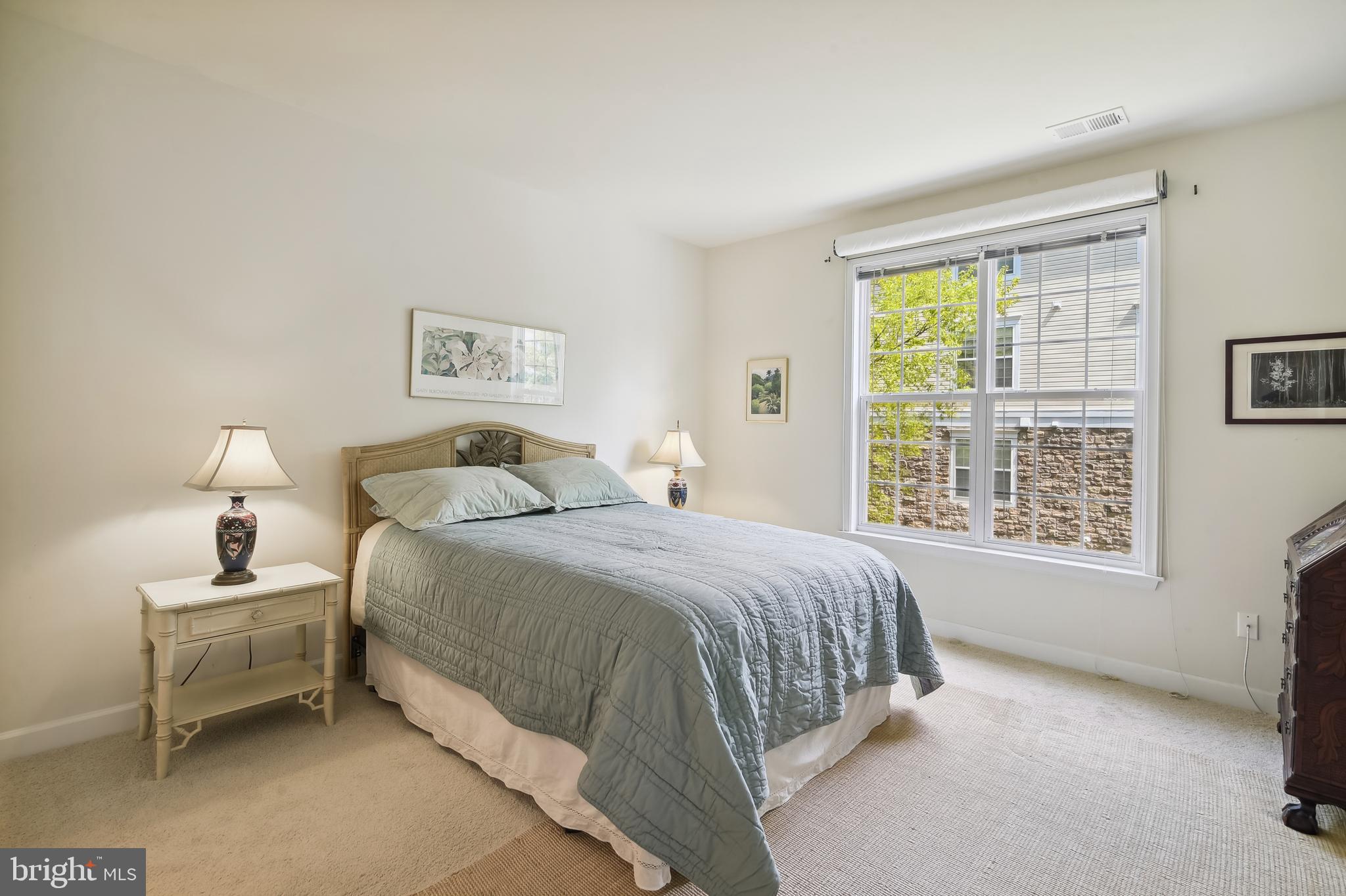 FOUR SEASONS - Residential