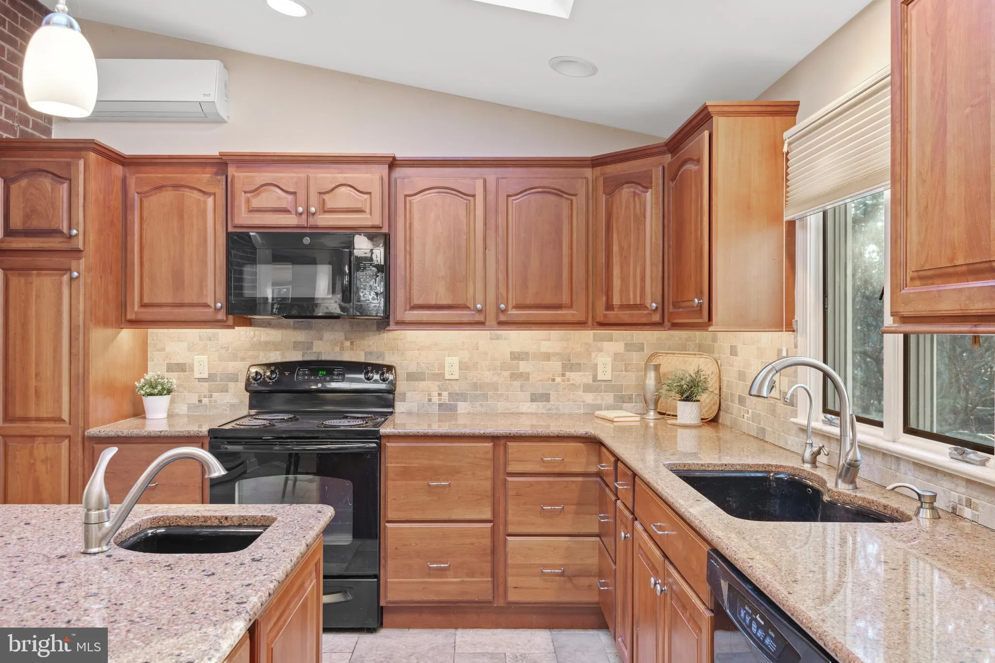 Lancaster, Pennsylvania 17603, United States, 4 Bedrooms Bedrooms, ,3 BathroomsBathrooms,Residential,Pending,11591