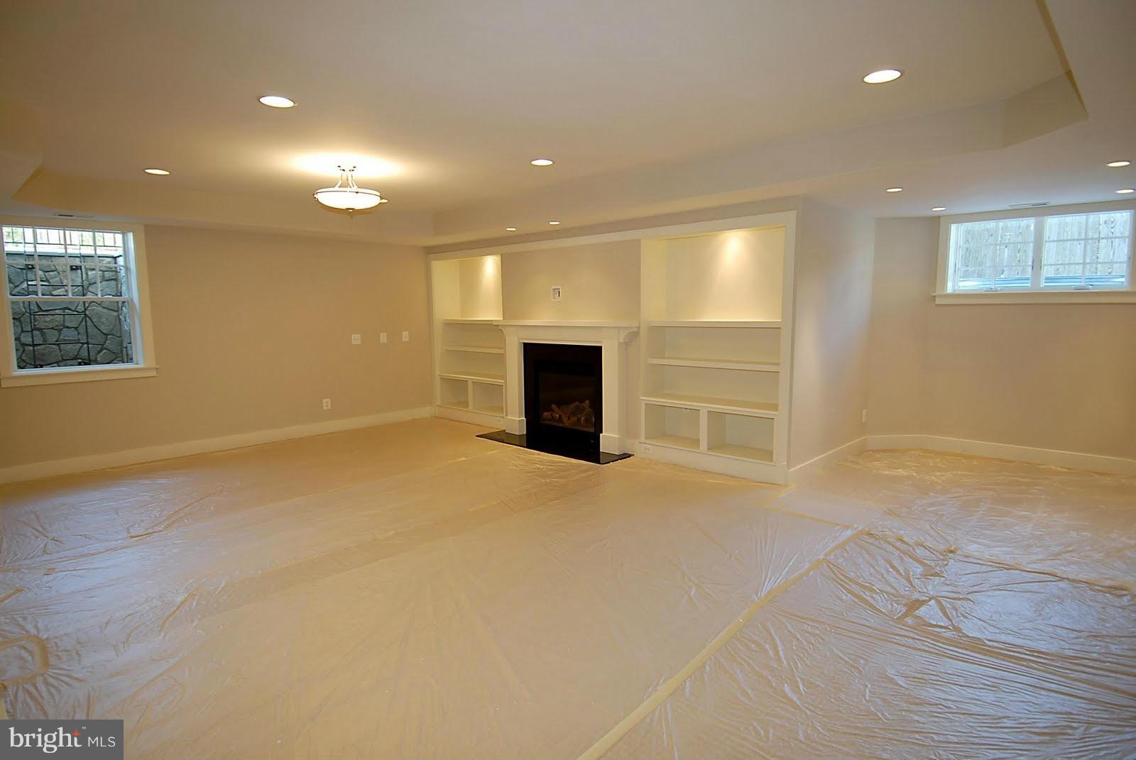 WILLIAMSBURG VILLAGE - Residential