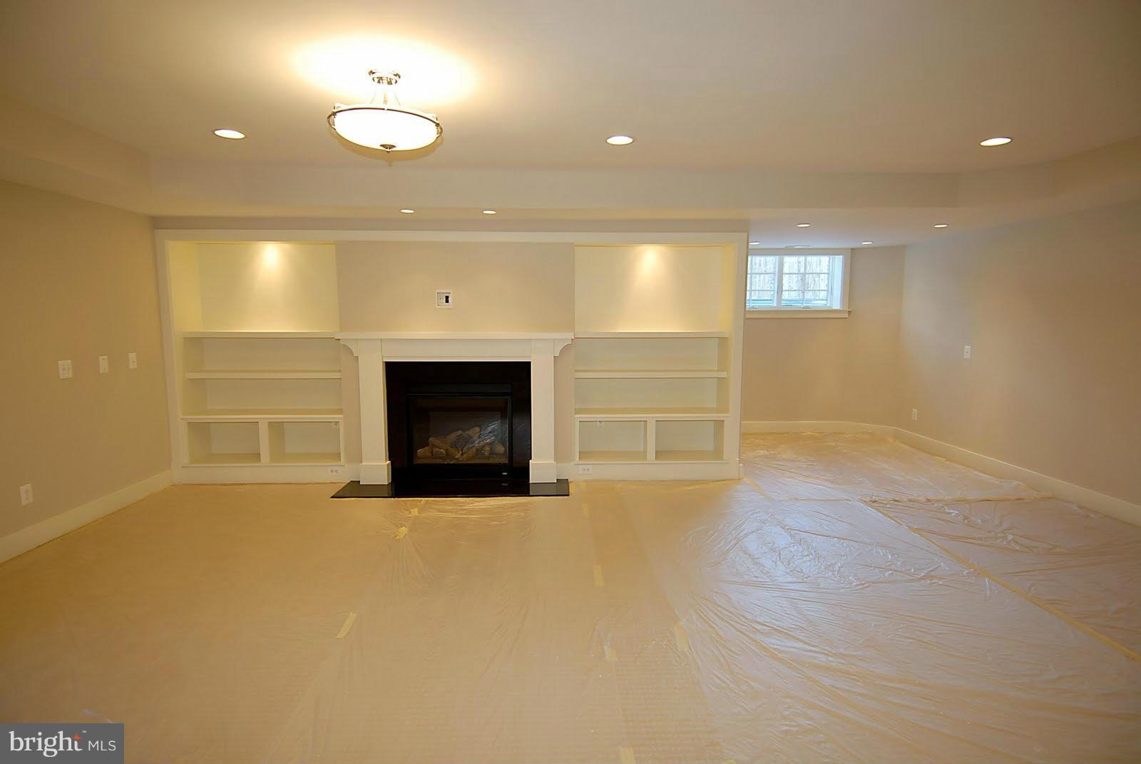 WILLIAMSBURG VILLAGE - Residential