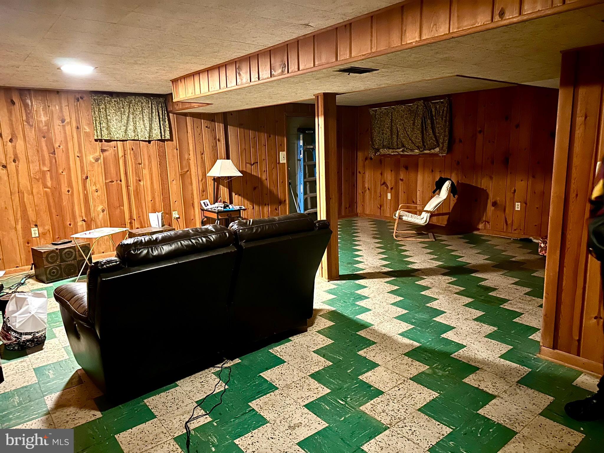 CHRIS MAR MANOR - Residential