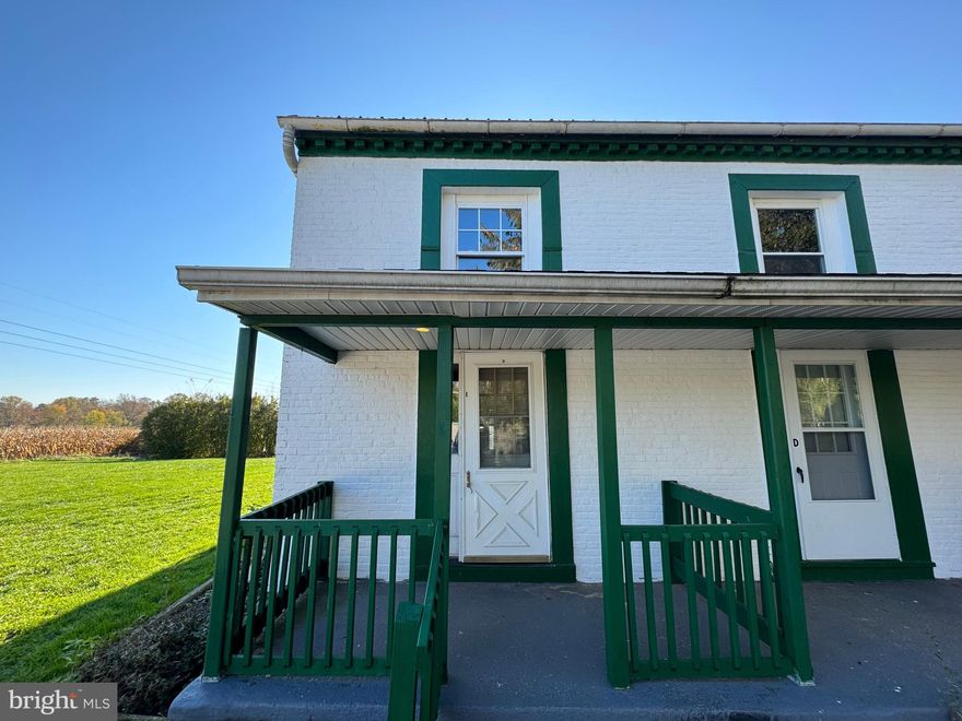 Two bedroom, one bathroom apartment.
Note: Applicant must fill out an application and be approved  PRIOR to viewing the property. The online application can be found on our website. You can apply for this property under the property description.