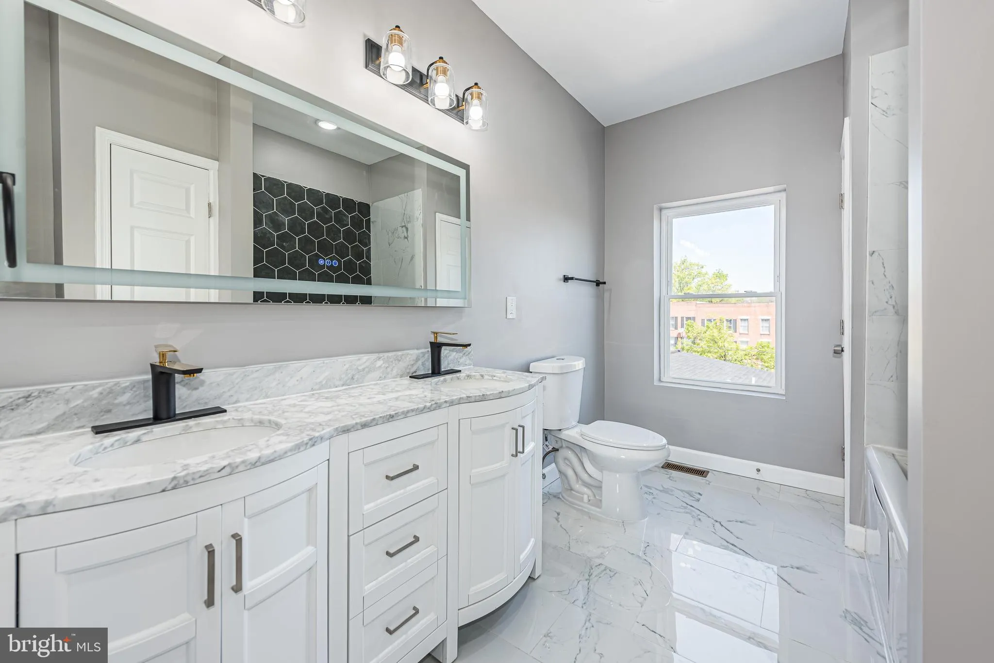 Baltimore, Maryland 21223, United States, 5 Bedrooms Bedrooms, ,4 BathroomsBathrooms,Residential,Pending,36381
