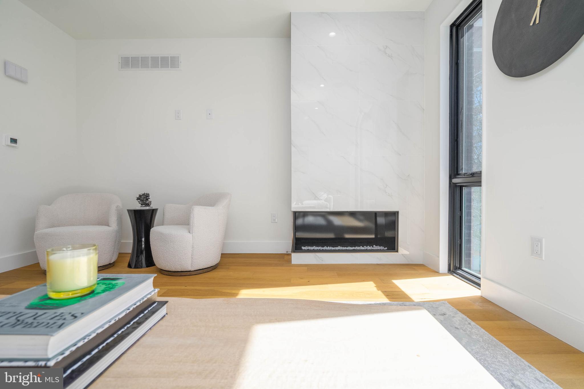 LOGAN SQUARE - Residential