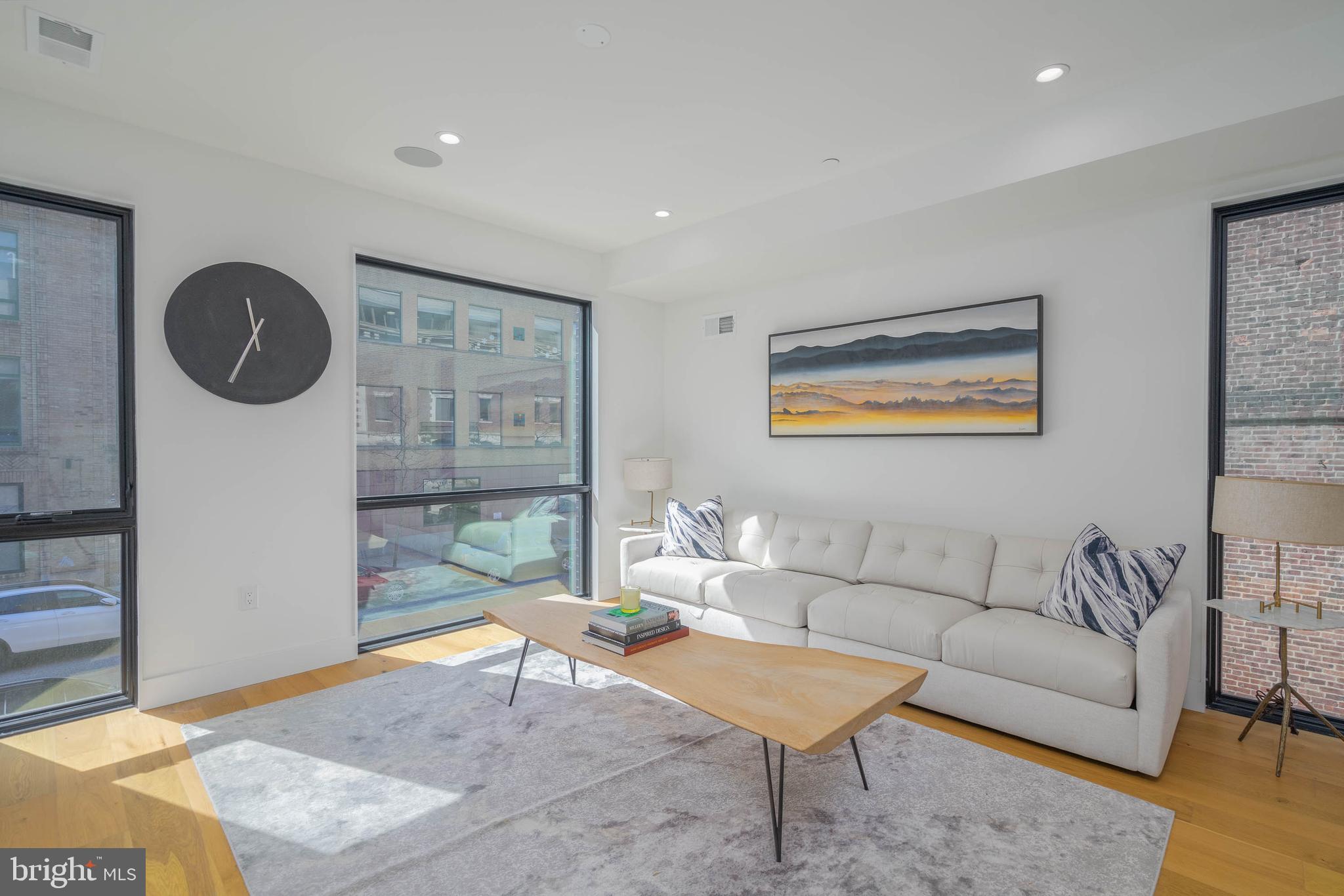 LOGAN SQUARE - Residential