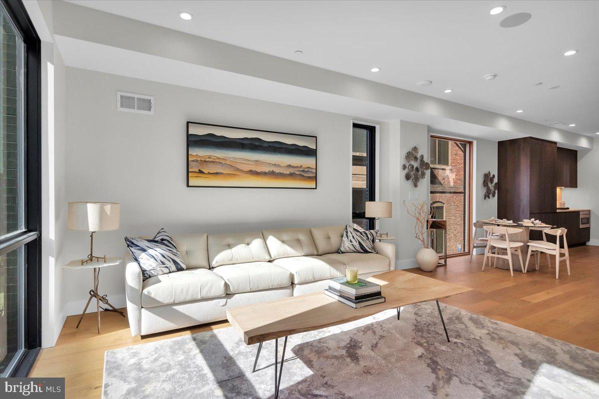 LOGAN SQUARE - Residential