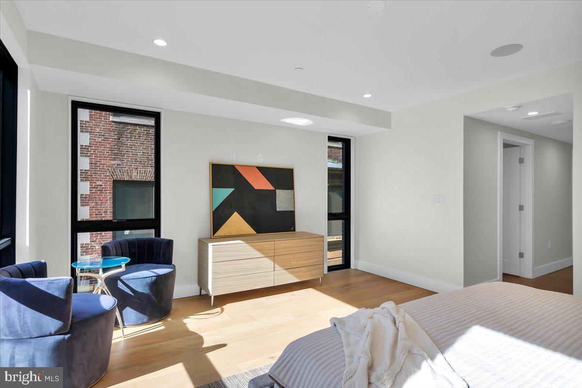 LOGAN SQUARE - Residential