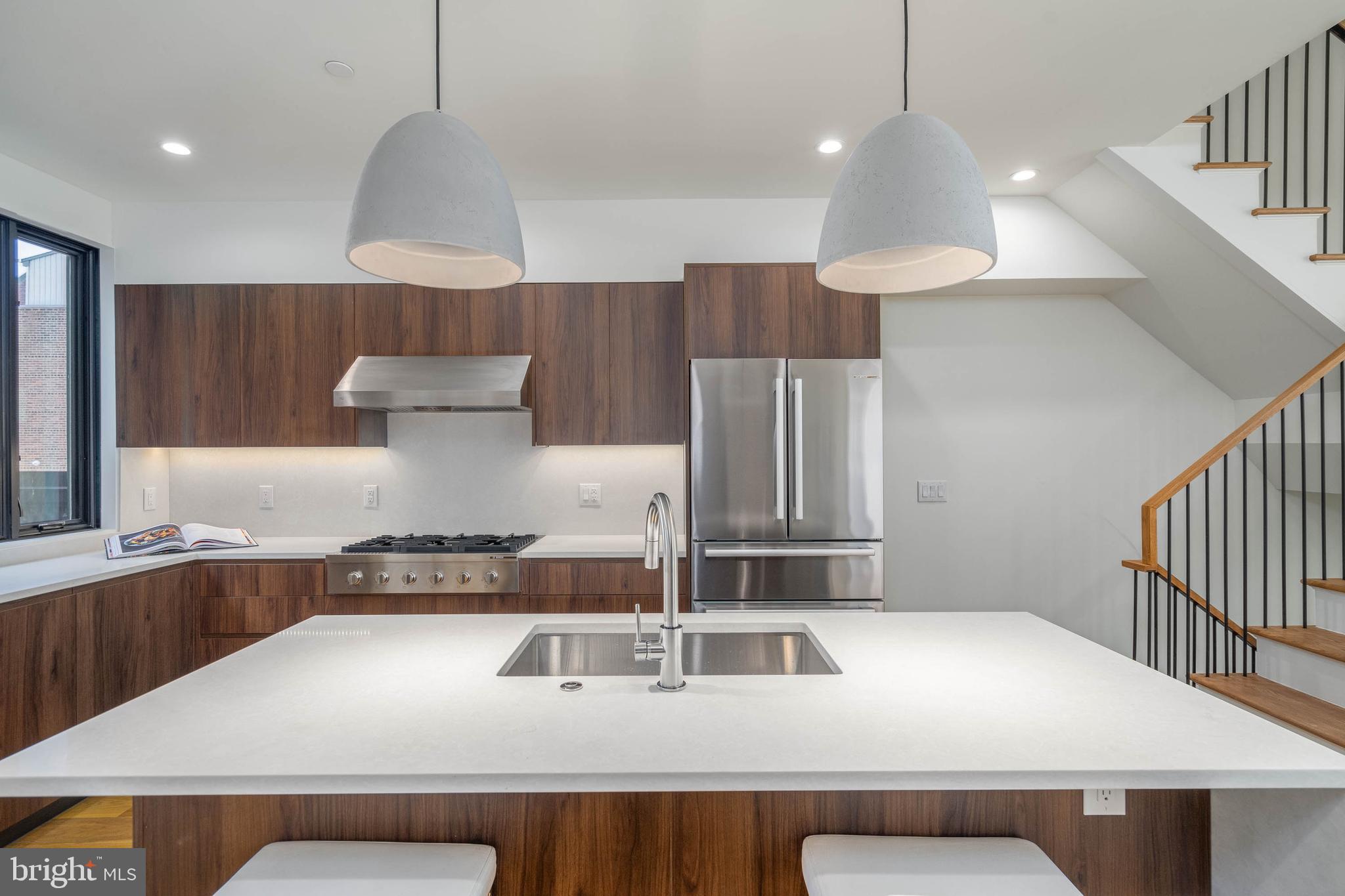 LOGAN SQUARE - Residential