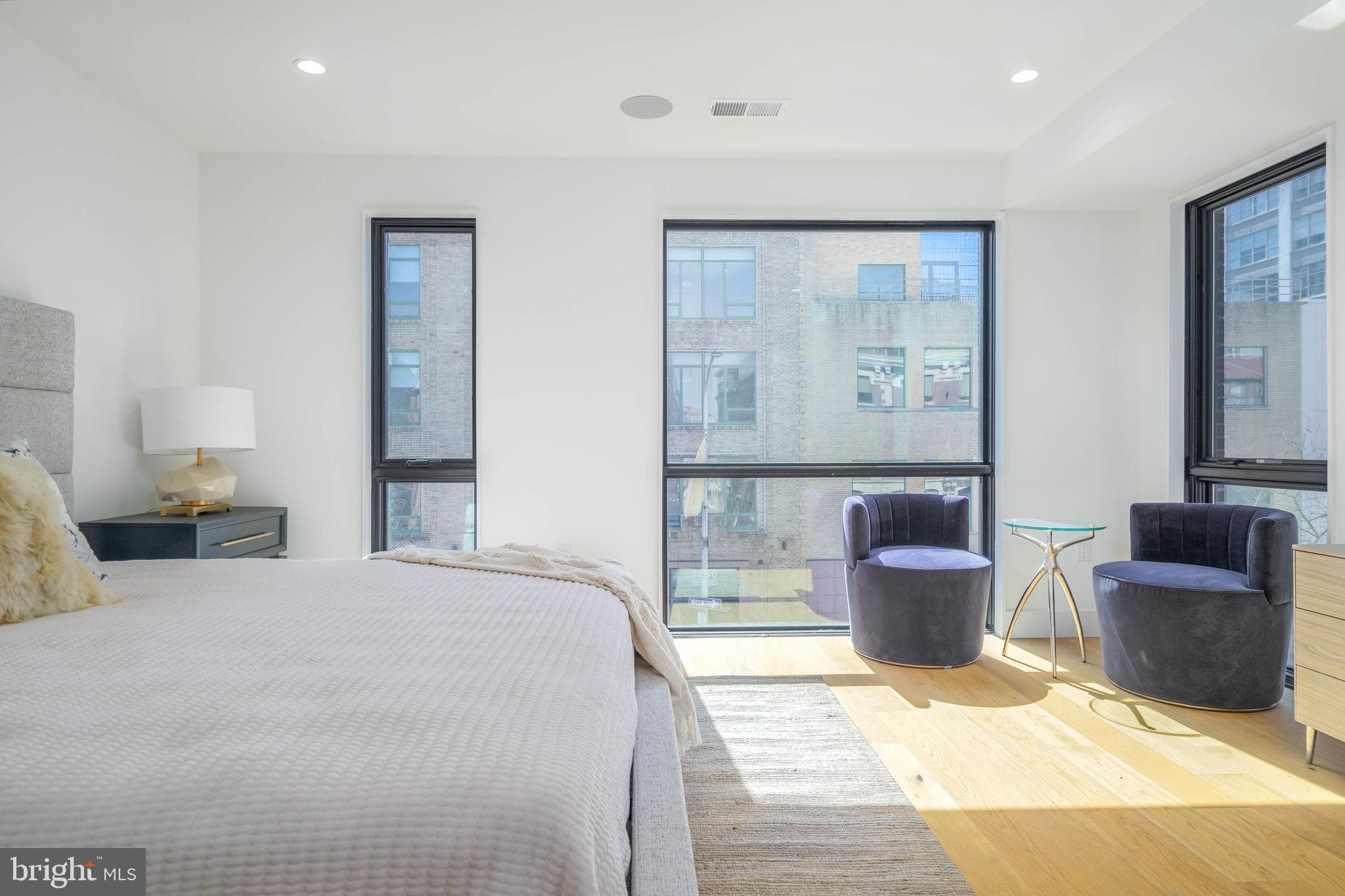 LOGAN SQUARE - Residential