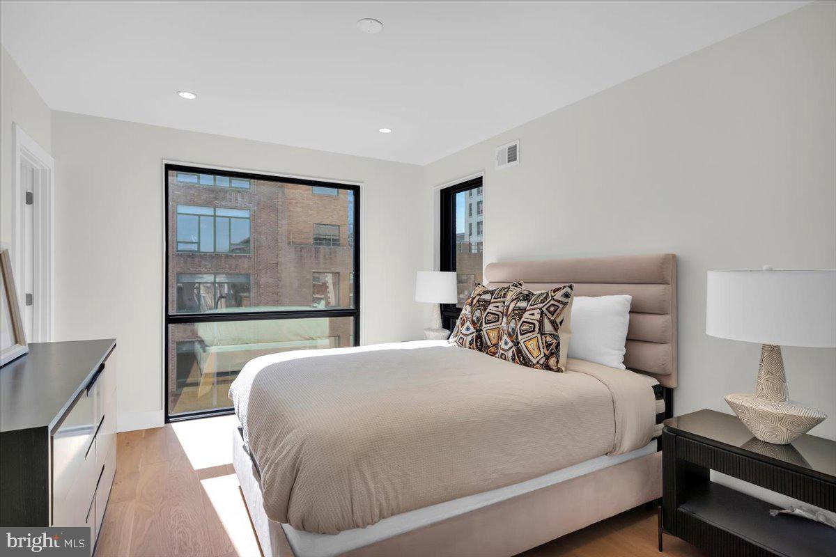 LOGAN SQUARE - Residential